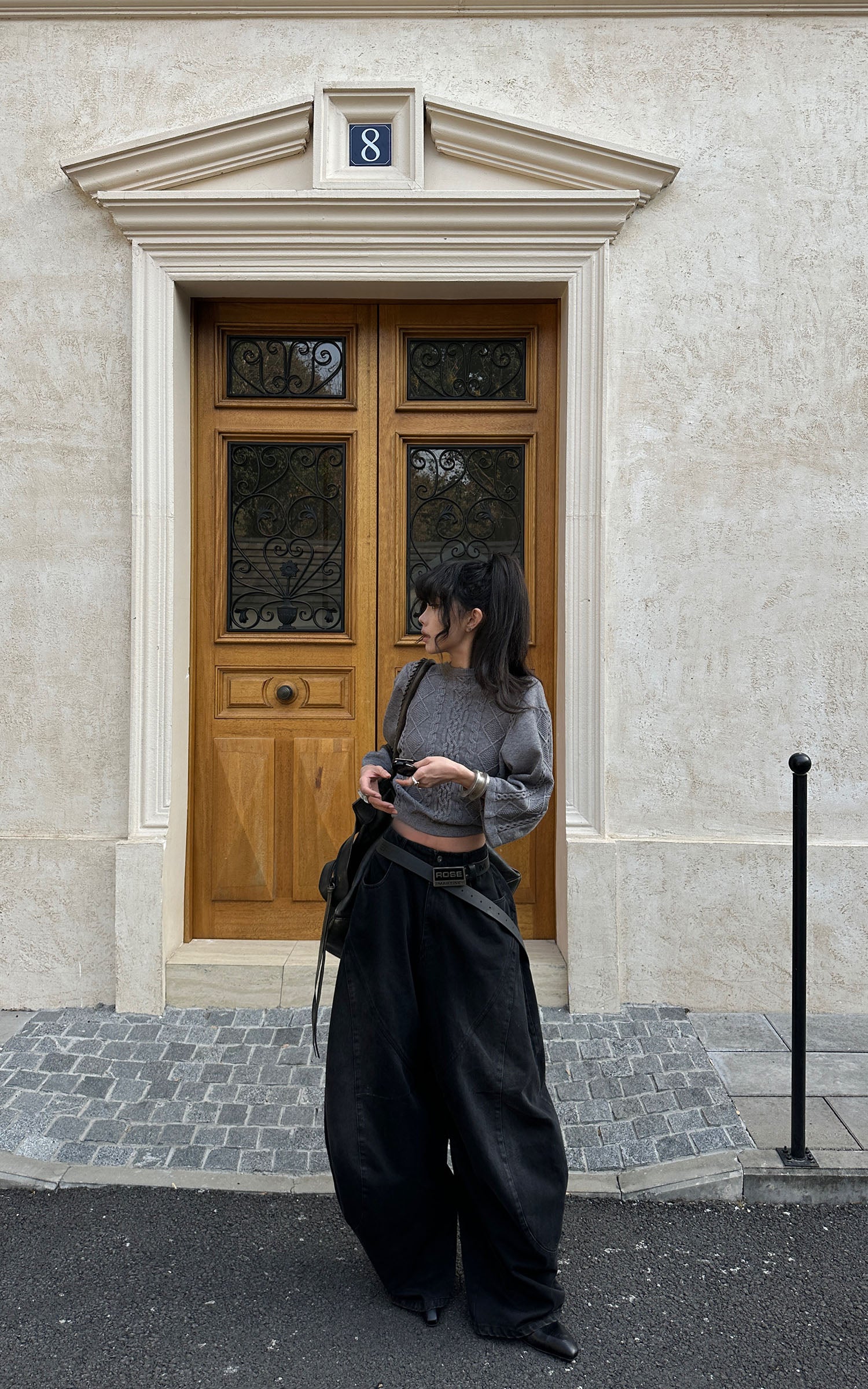 WARDEN EDGE 스컬프티드 케이블 니트 크롭 스웨터