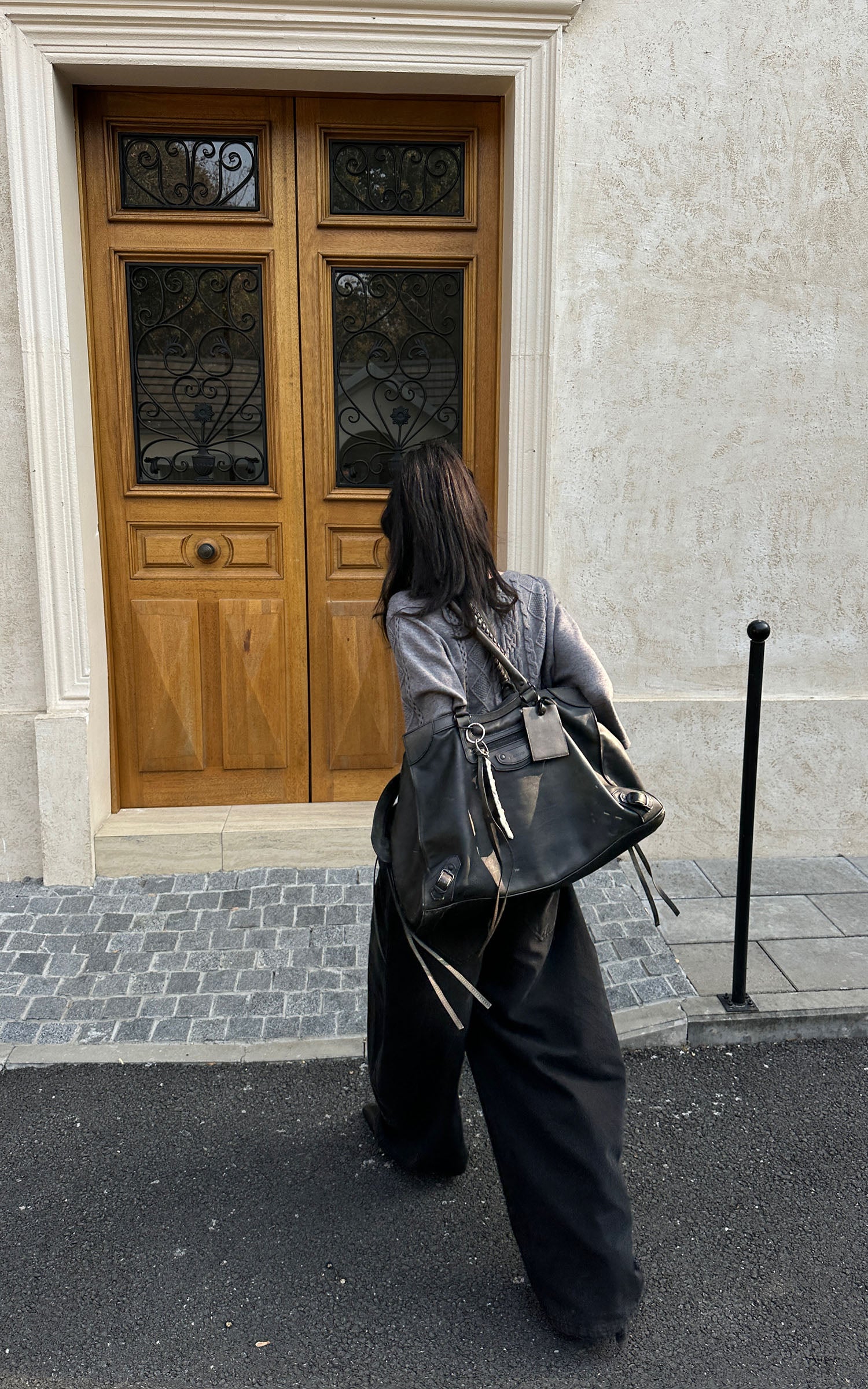 WARDEN EDGE 스컬프티드 케이블 니트 크롭 스웨터