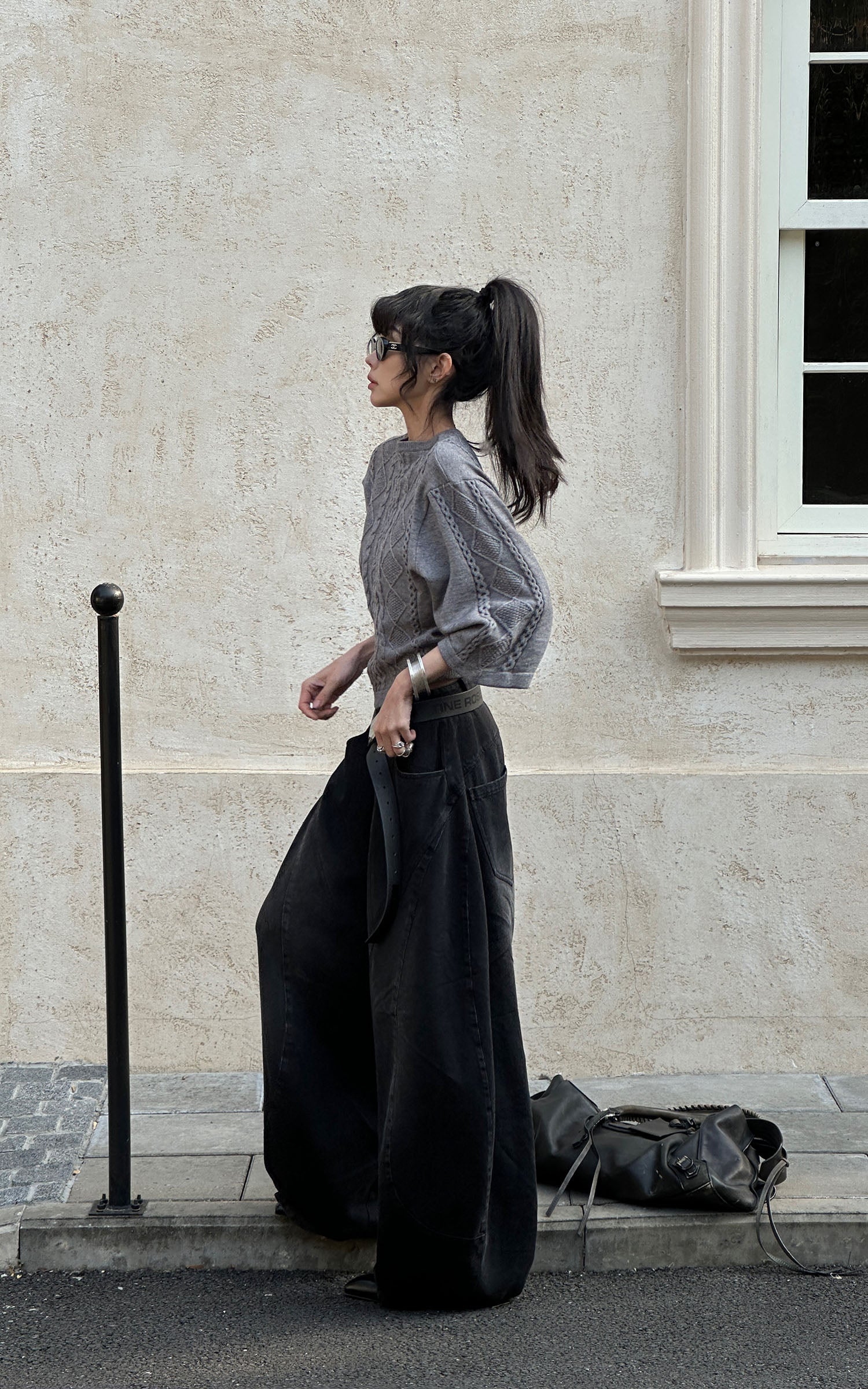 WARDEN EDGE 스컬프티드 케이블 니트 크롭 스웨터