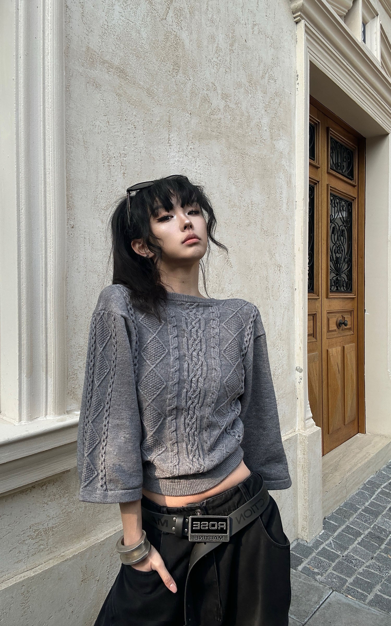 WARDEN EDGE 스컬프티드 케이블 니트 크롭 스웨터