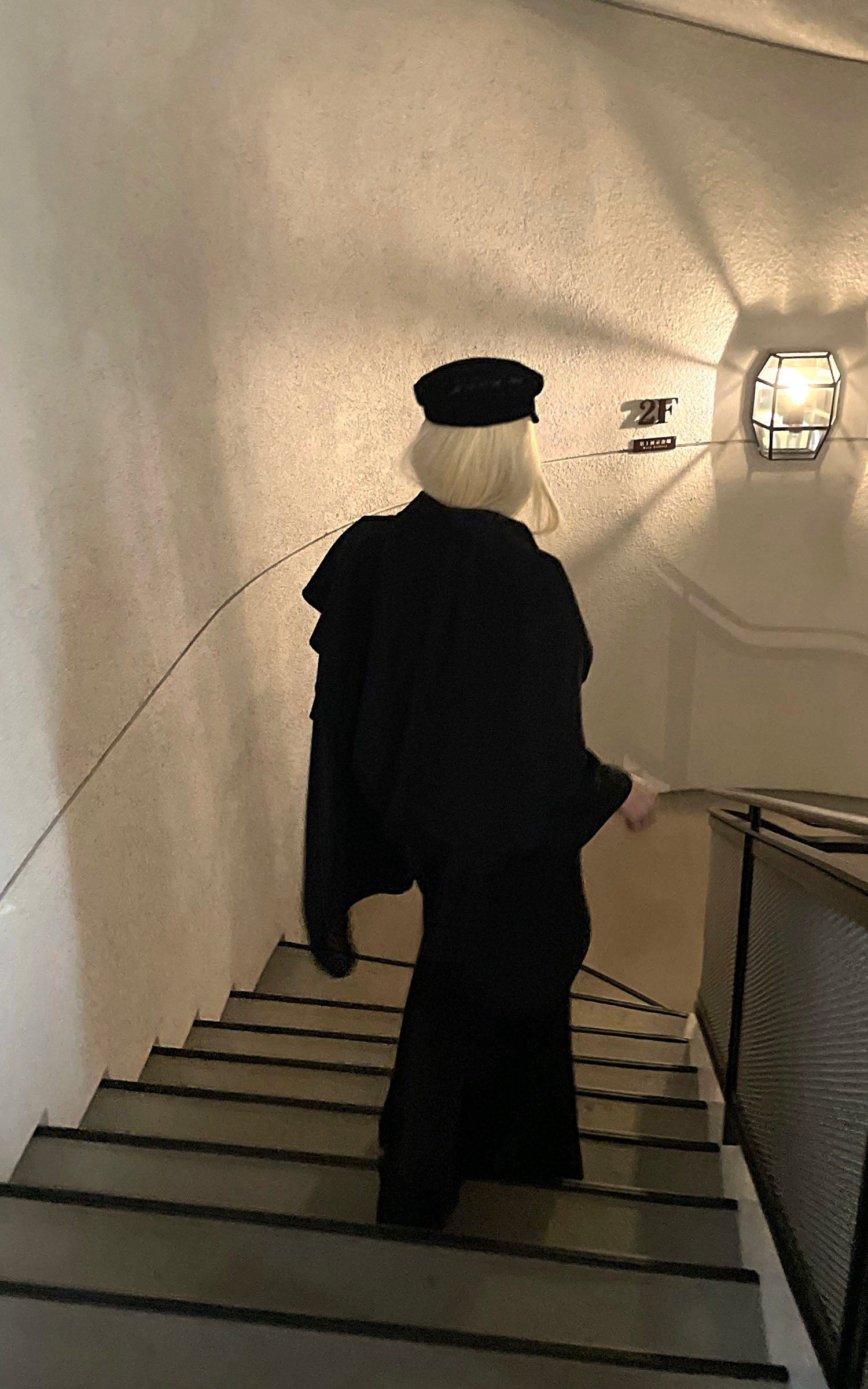 Rase le sol 레이어드 케이프 자켓과 피쉬테일 스트랩리스 드레스 세트