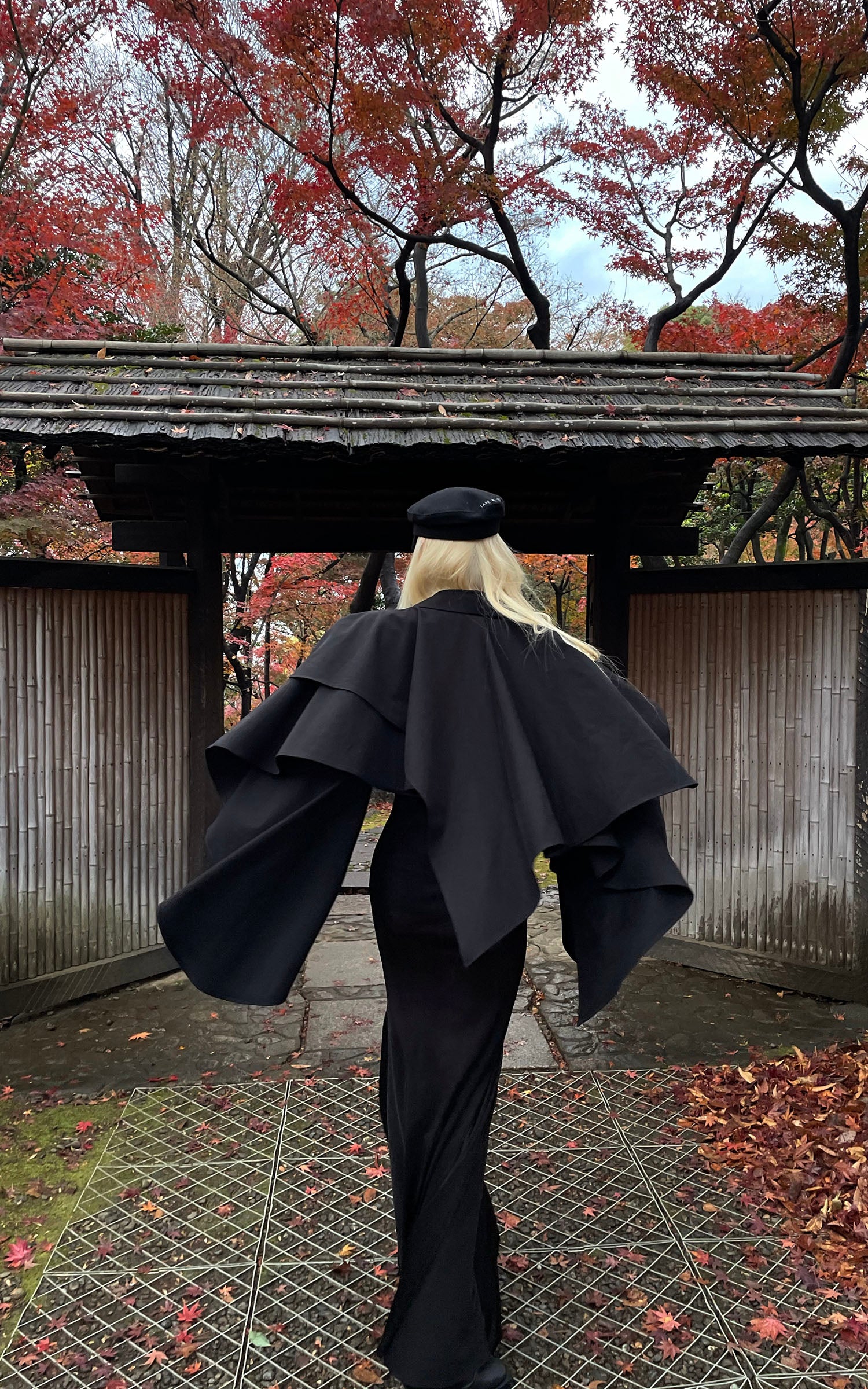 Rase le sol 레이어드 케이프 자켓과 피쉬테일 스트랩리스 드레스 세트