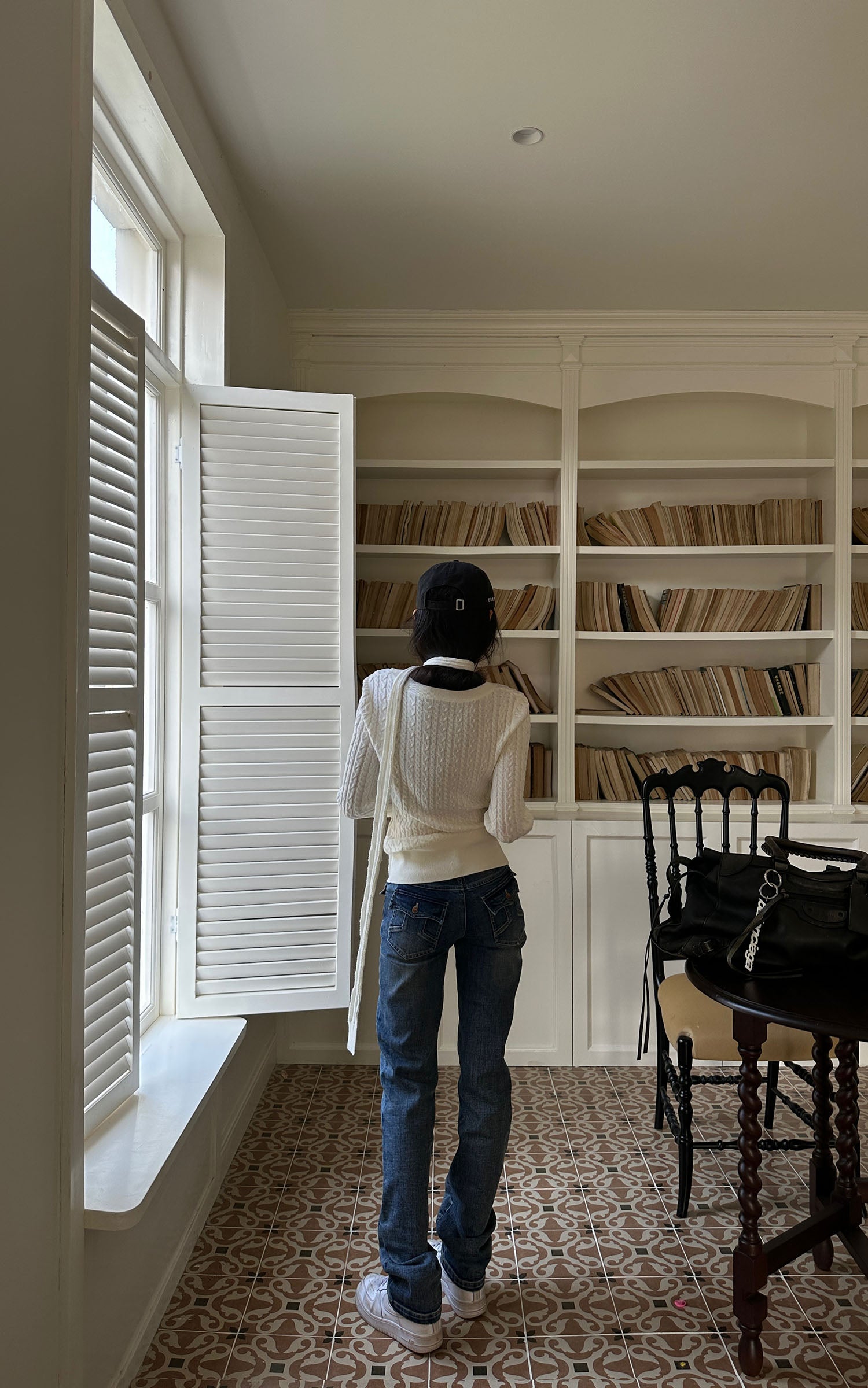 WARDEN EDGE 비대칭 스카프 디테일 케이블 니트 스웨터