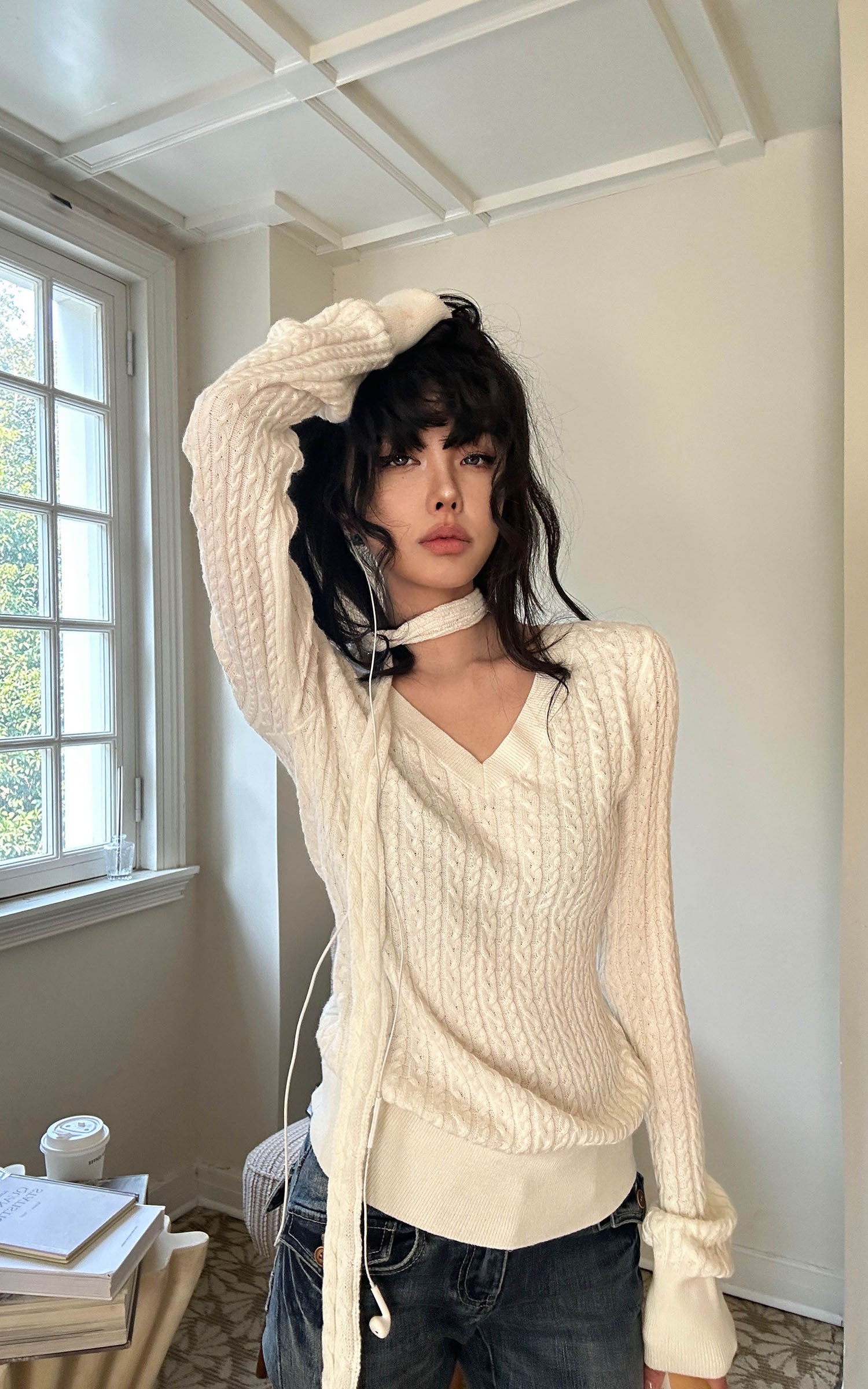 WARDEN EDGE 비대칭 스카프 디테일 케이블 니트 스웨터