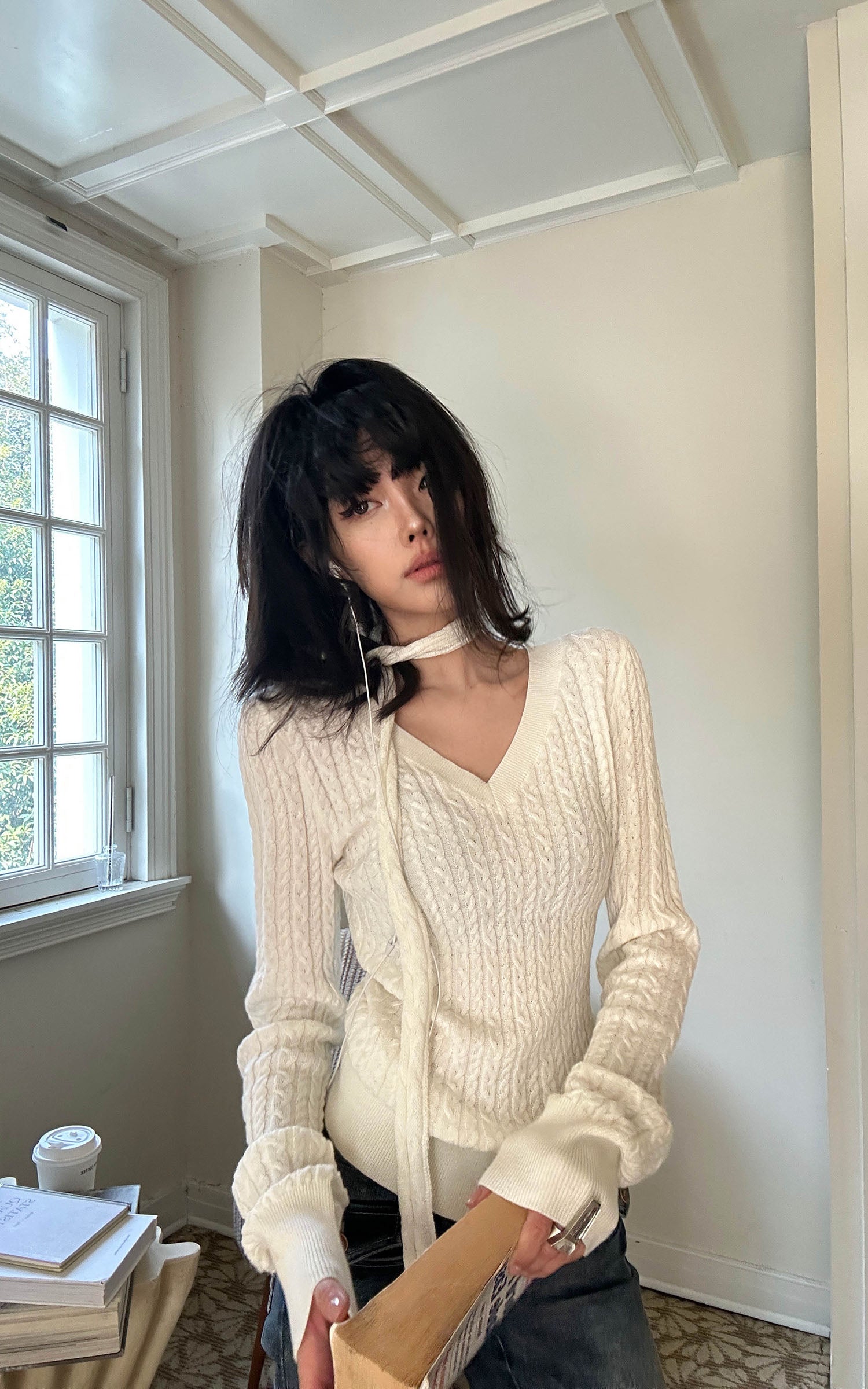 WARDEN EDGE 비대칭 스카프 디테일 케이블 니트 스웨터