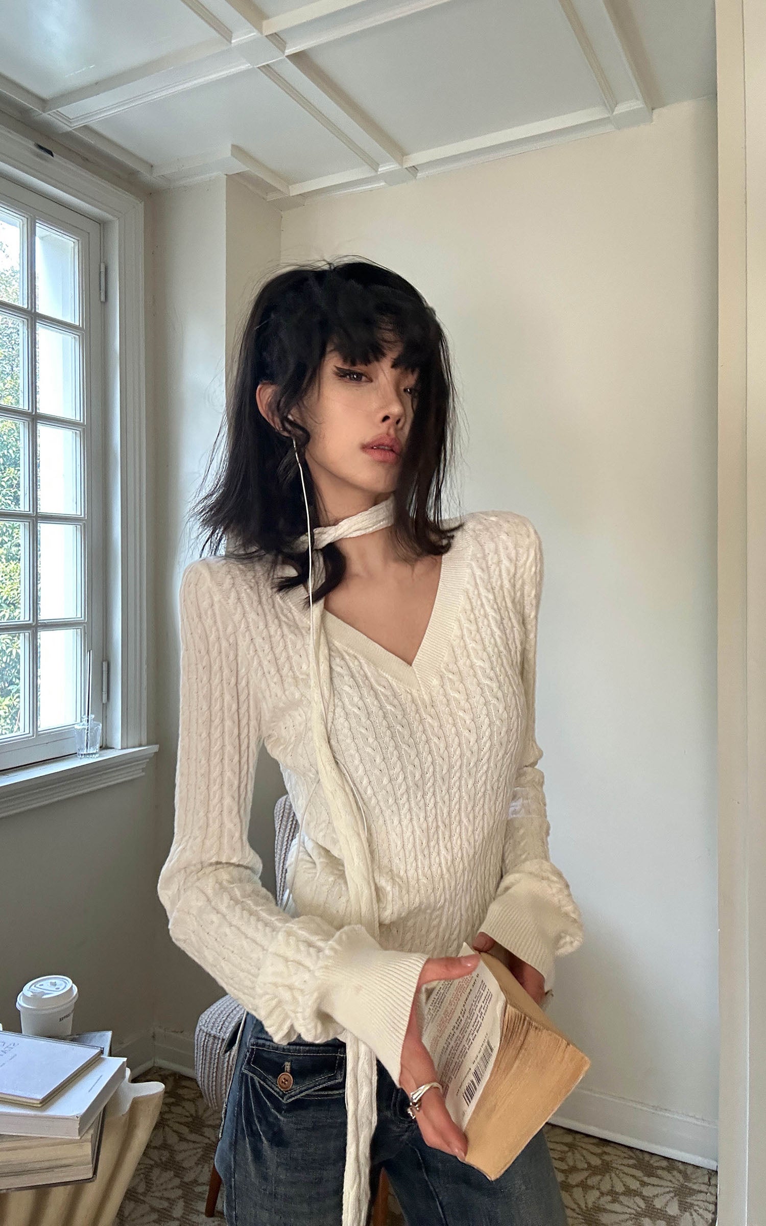 WARDEN EDGE 비대칭 스카프 디테일 케이블 니트 스웨터