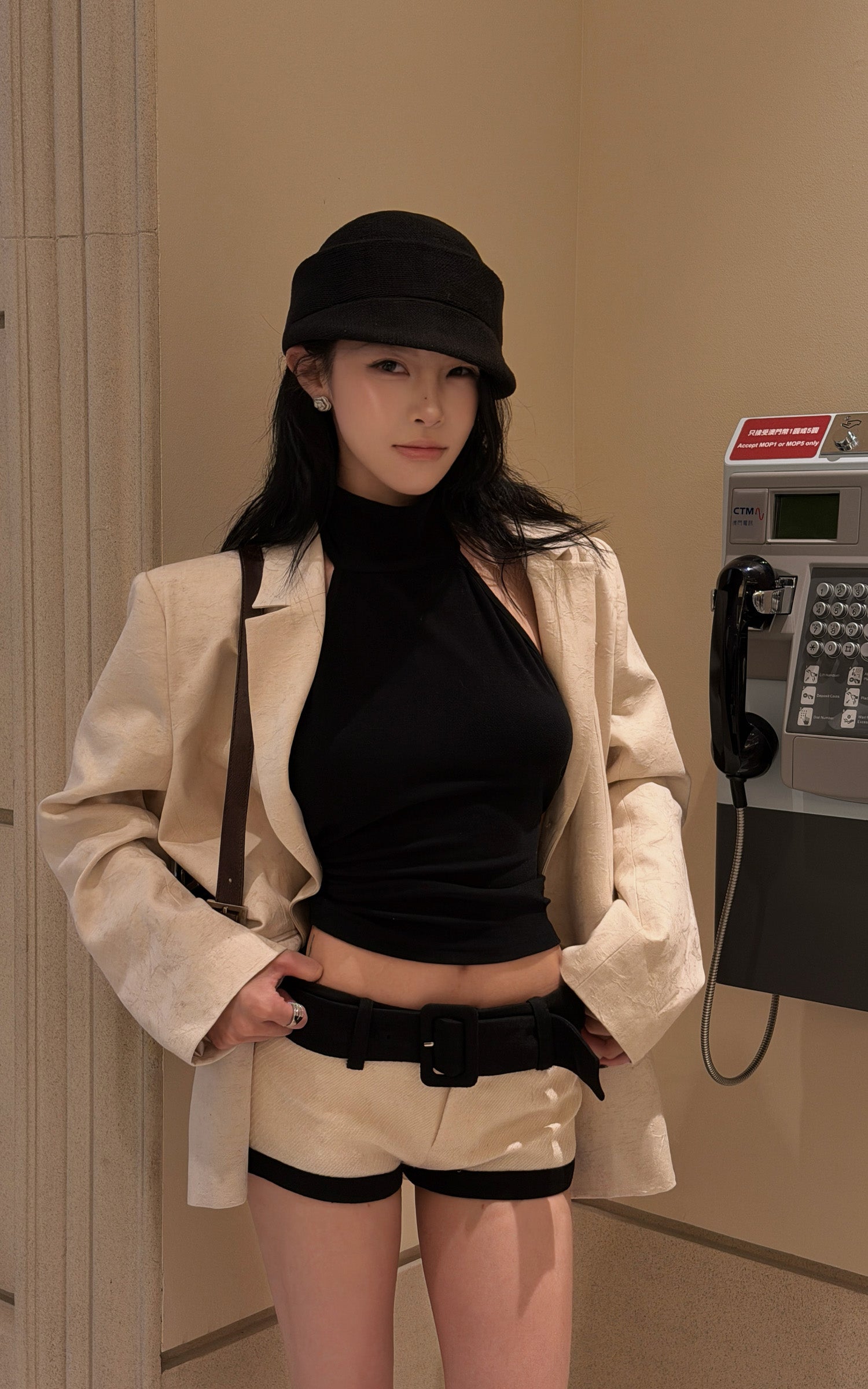 Hydrae 대비 허리 테일러드 로우라이즈 마이크로 쇼츠 벨트 디테일 핏 핫팬츠