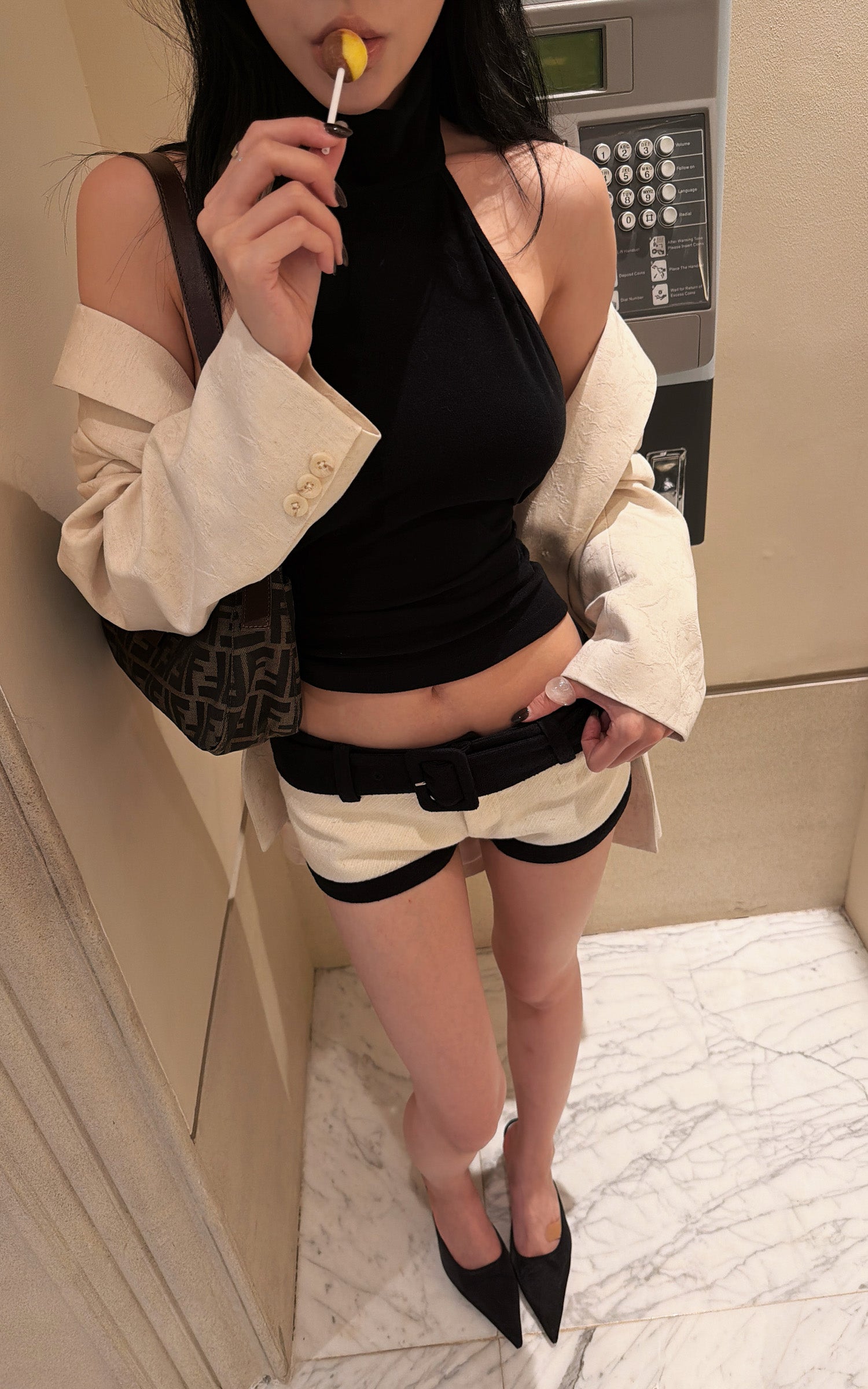 Hydrae 대비 허리 테일러드 로우라이즈 마이크로 쇼츠 벨트 디테일 핏 핫팬츠