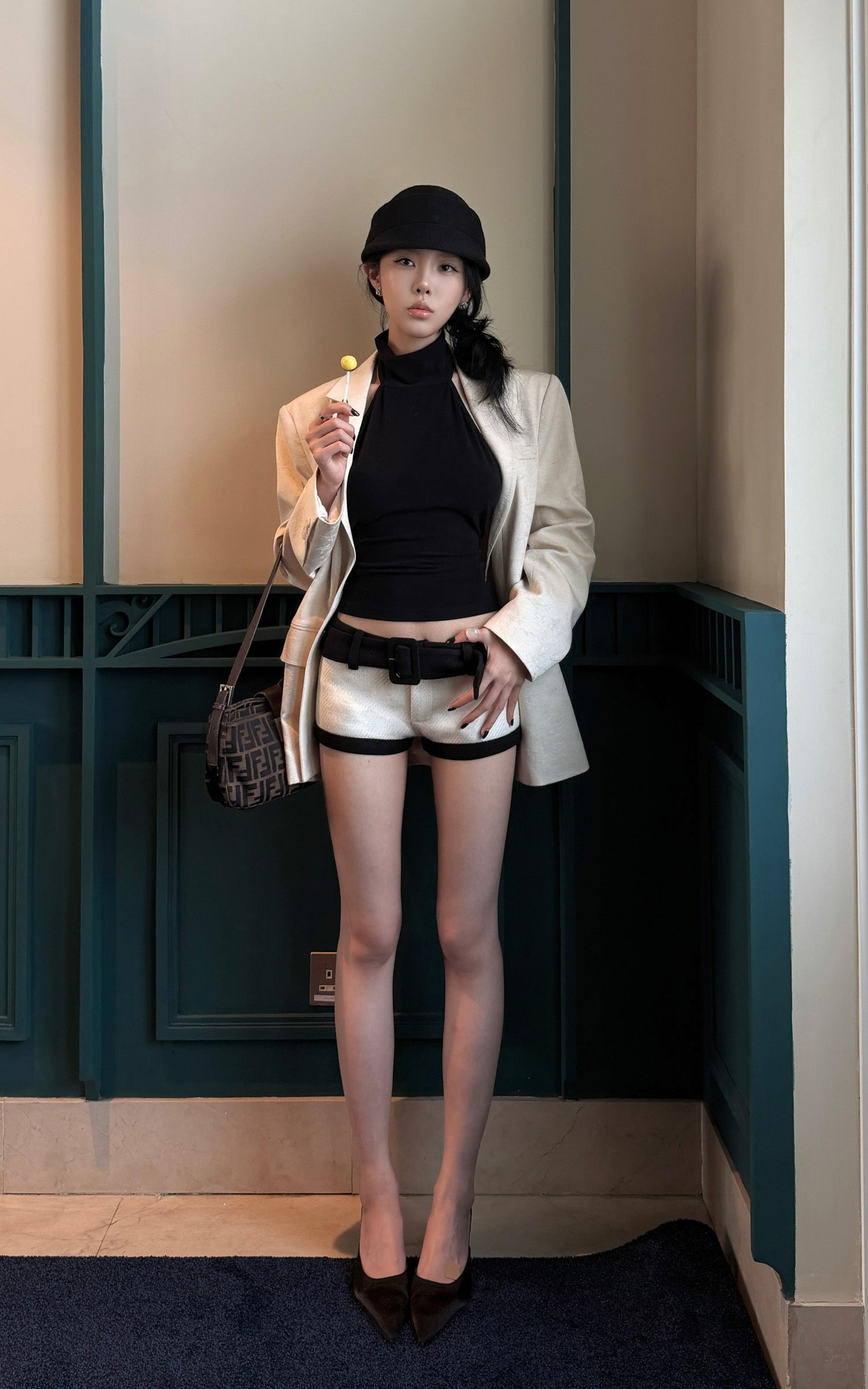 Hydrae 대비 허리 테일러드 로우라이즈 마이크로 쇼츠 벨트 디테일 핏 핫팬츠