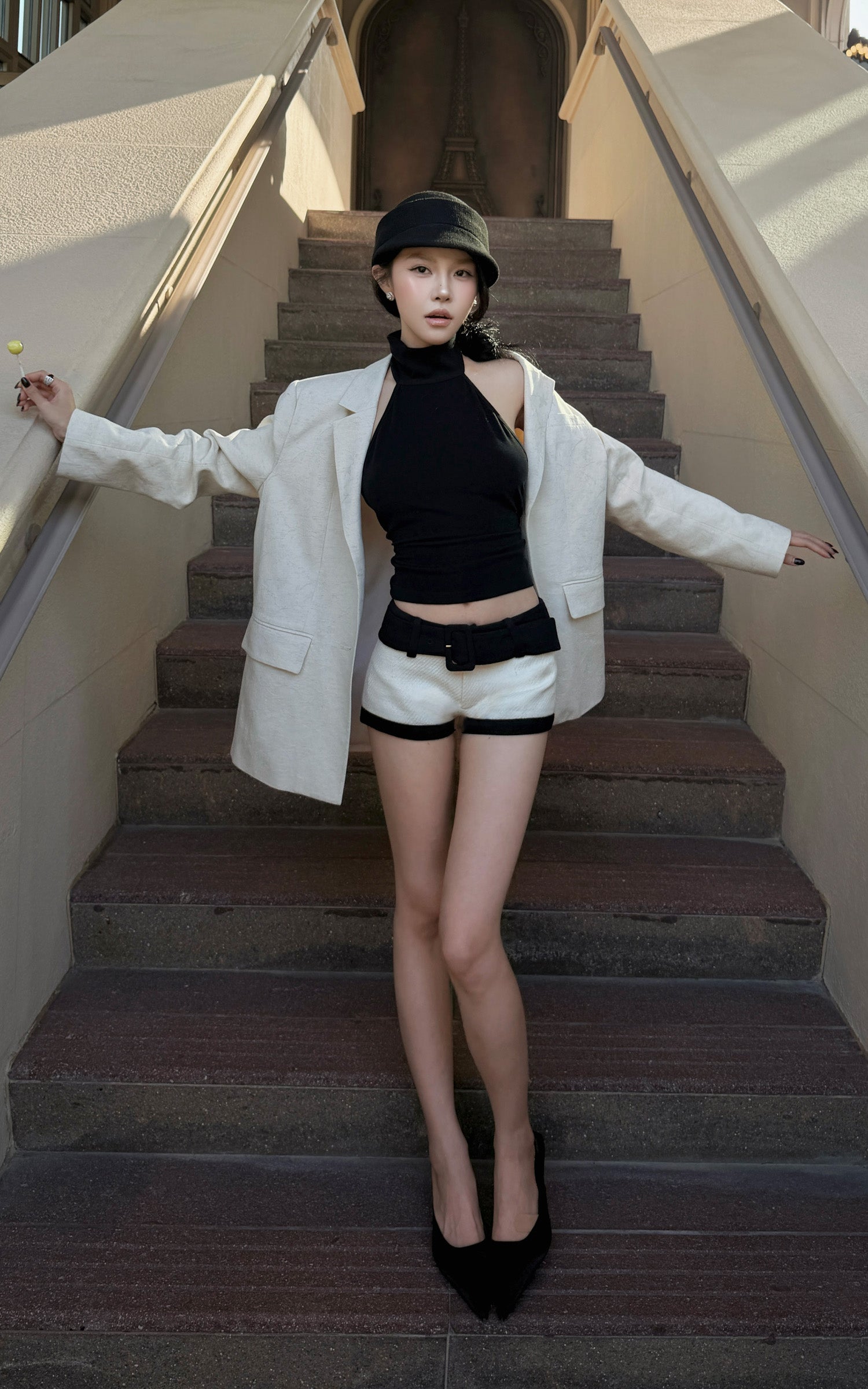 Hydrae 대비 허리 테일러드 로우라이즈 마이크로 쇼츠 벨트 디테일 핏 핫팬츠