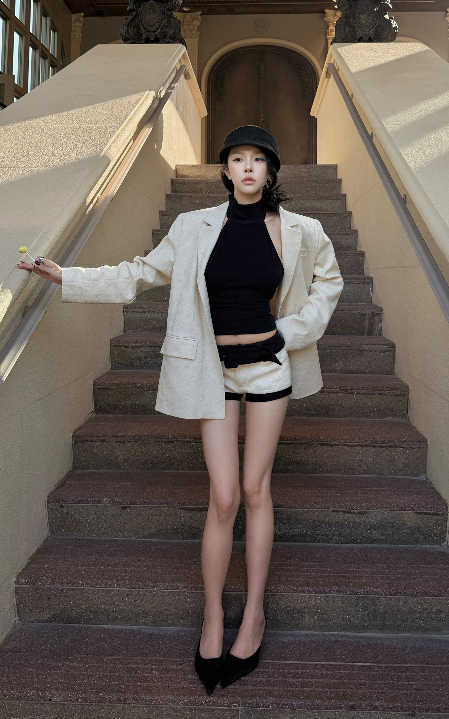 Hydrae 대비 허리 테일러드 로우라이즈 마이크로 쇼츠 벨트 디테일 핏 핫팬츠