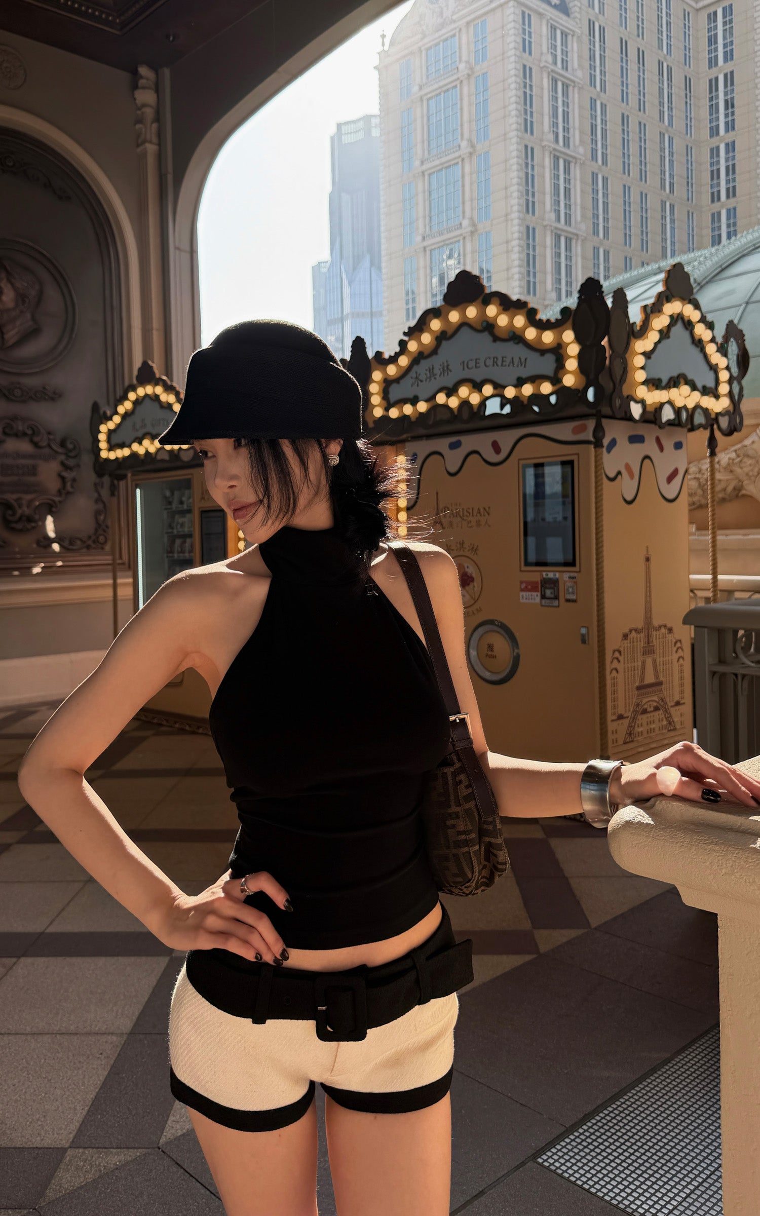 Hydrae 대비 허리 테일러드 로우라이즈 마이크로 쇼츠 벨트 디테일 핏 핫팬츠