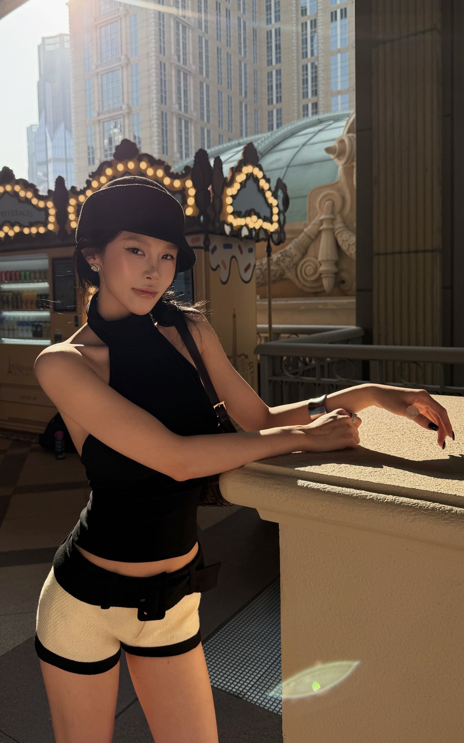 Hydrae 대비 허리 테일러드 로우라이즈 마이크로 쇼츠 벨트 디테일 핏 핫팬츠