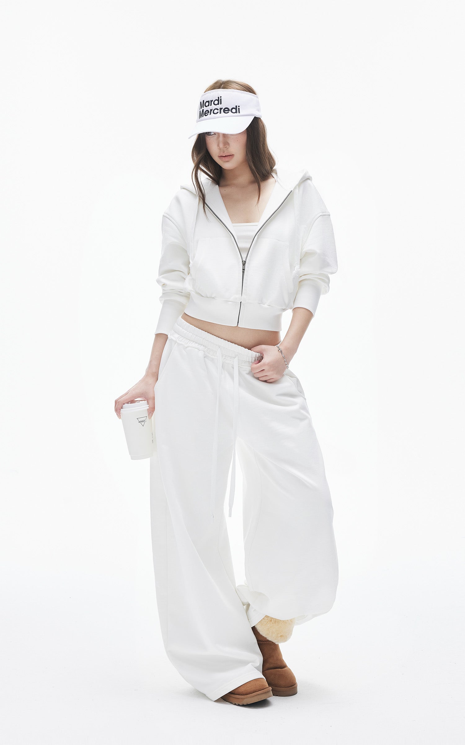 IAMXIAA クロップドジップフーディー＆リラックススウェットパンツセット