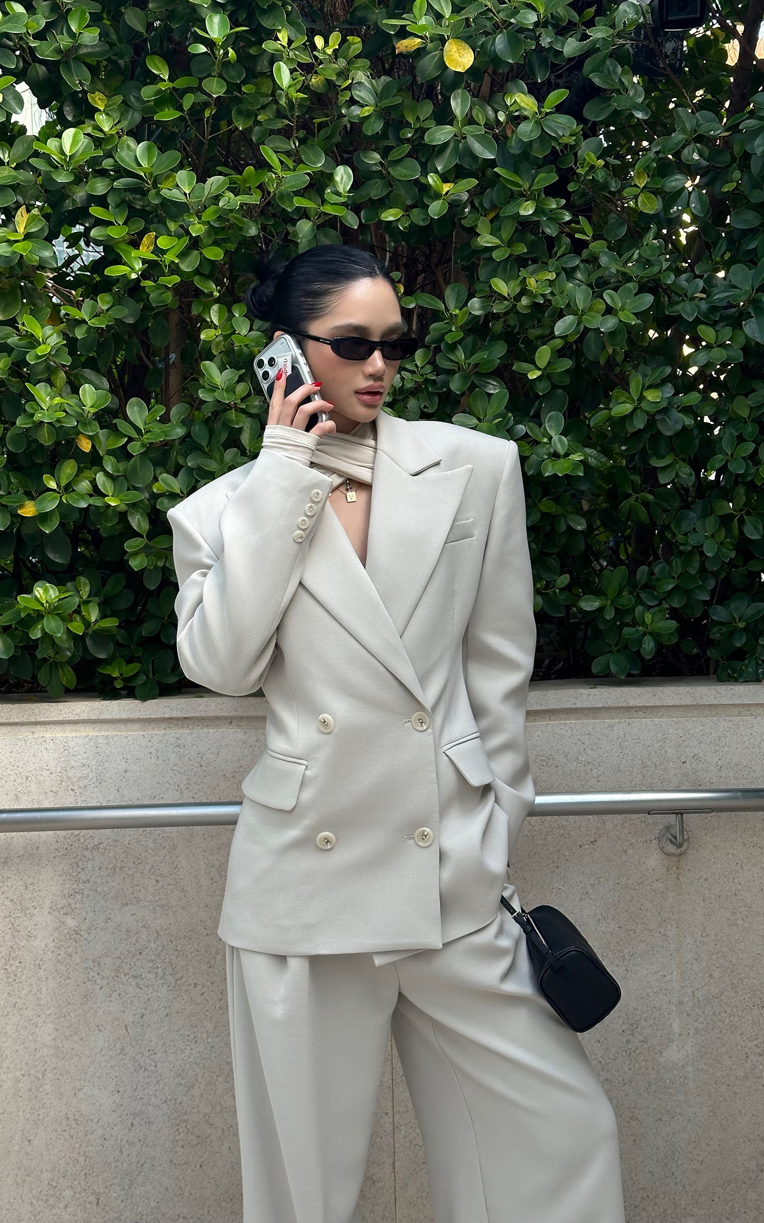 ROVENTE 구조적인 더블브레스트 블레이저와 와이드핏 테일러드 팬츠 세트