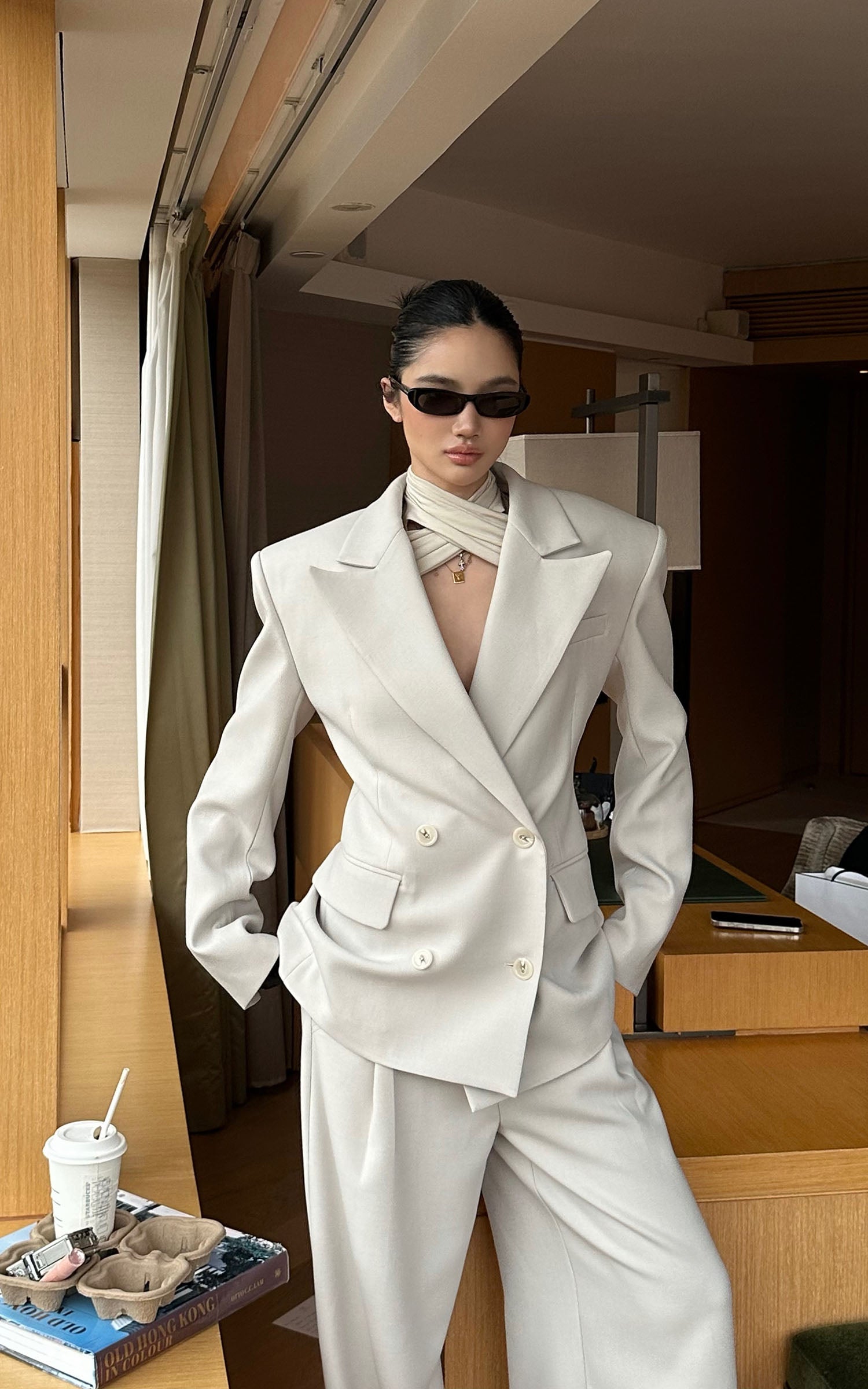 ROVENTE 구조적인 더블브레스트 블레이저와 와이드핏 테일러드 팬츠 세트