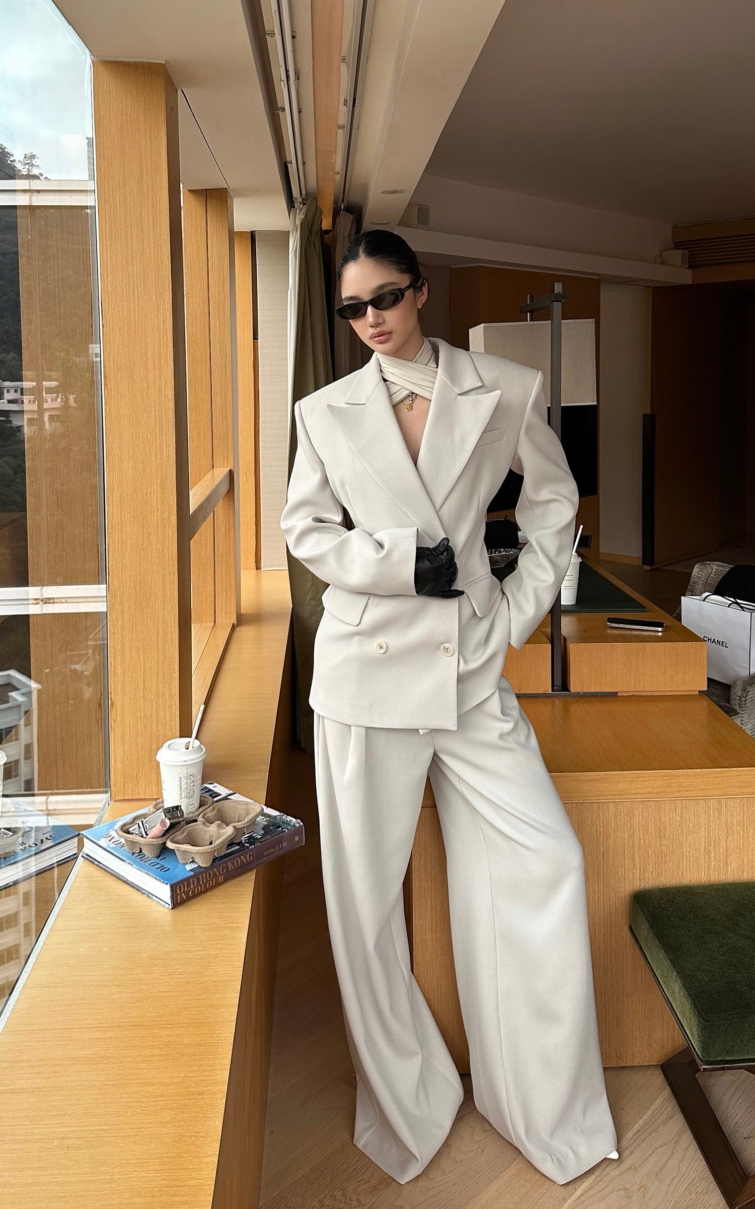 ROVENTE 구조적인 더블브레스트 블레이저와 와이드핏 테일러드 팬츠 세트