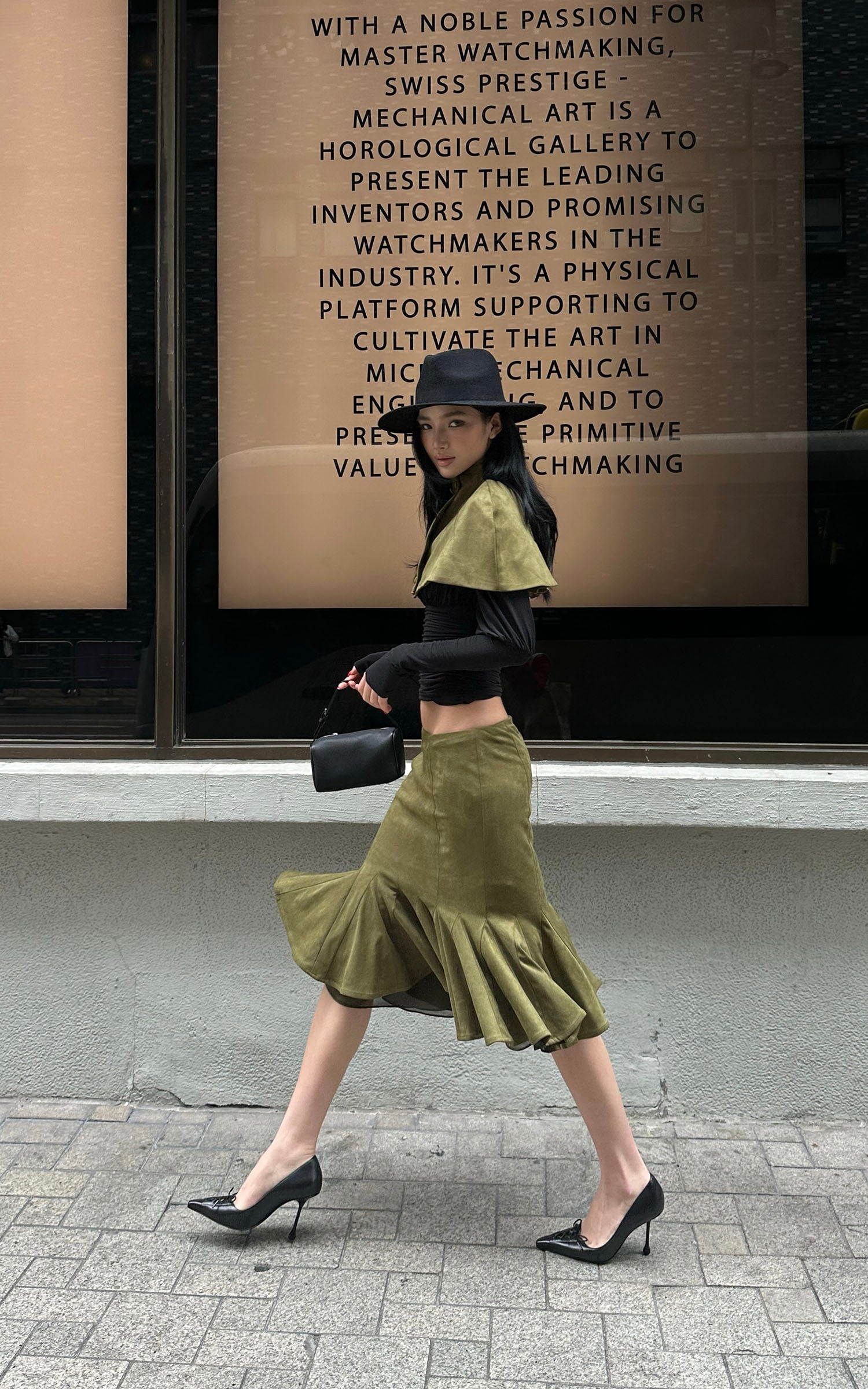 ROVENTE 페이크 스웨이드 케이프 &amp; 미디 스커트 세트