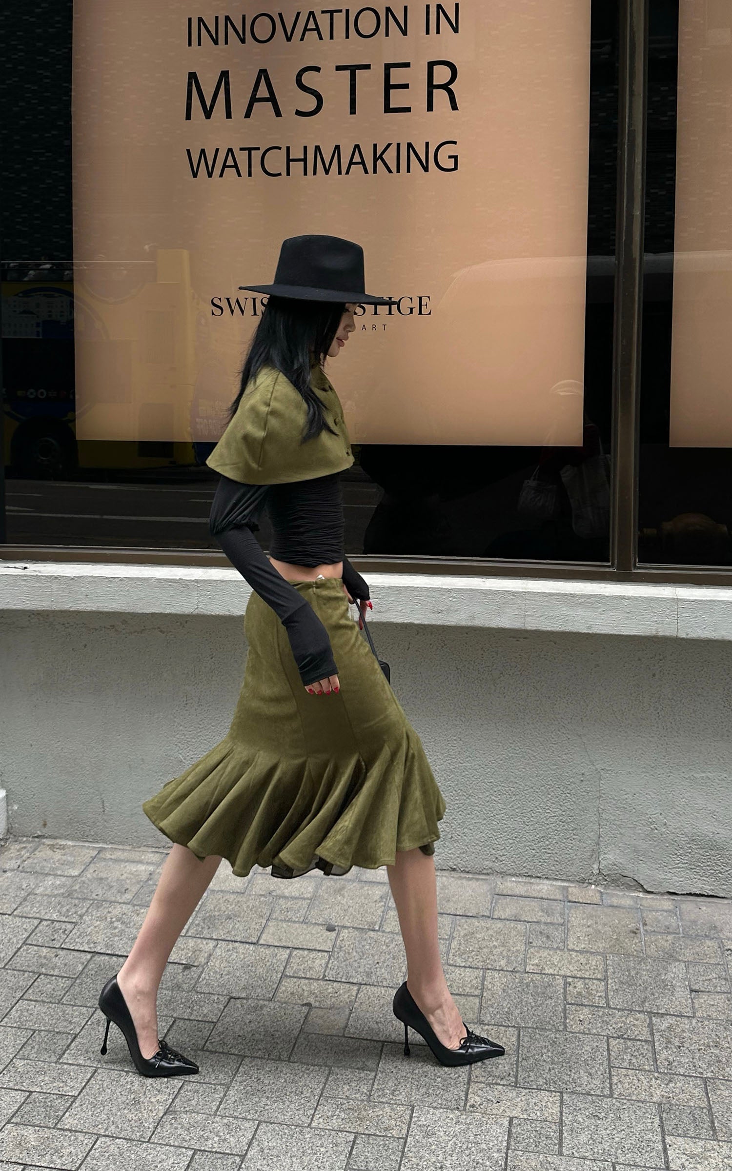 ROVENTE 페이크 스웨이드 케이프 &amp; 미디 스커트 세트