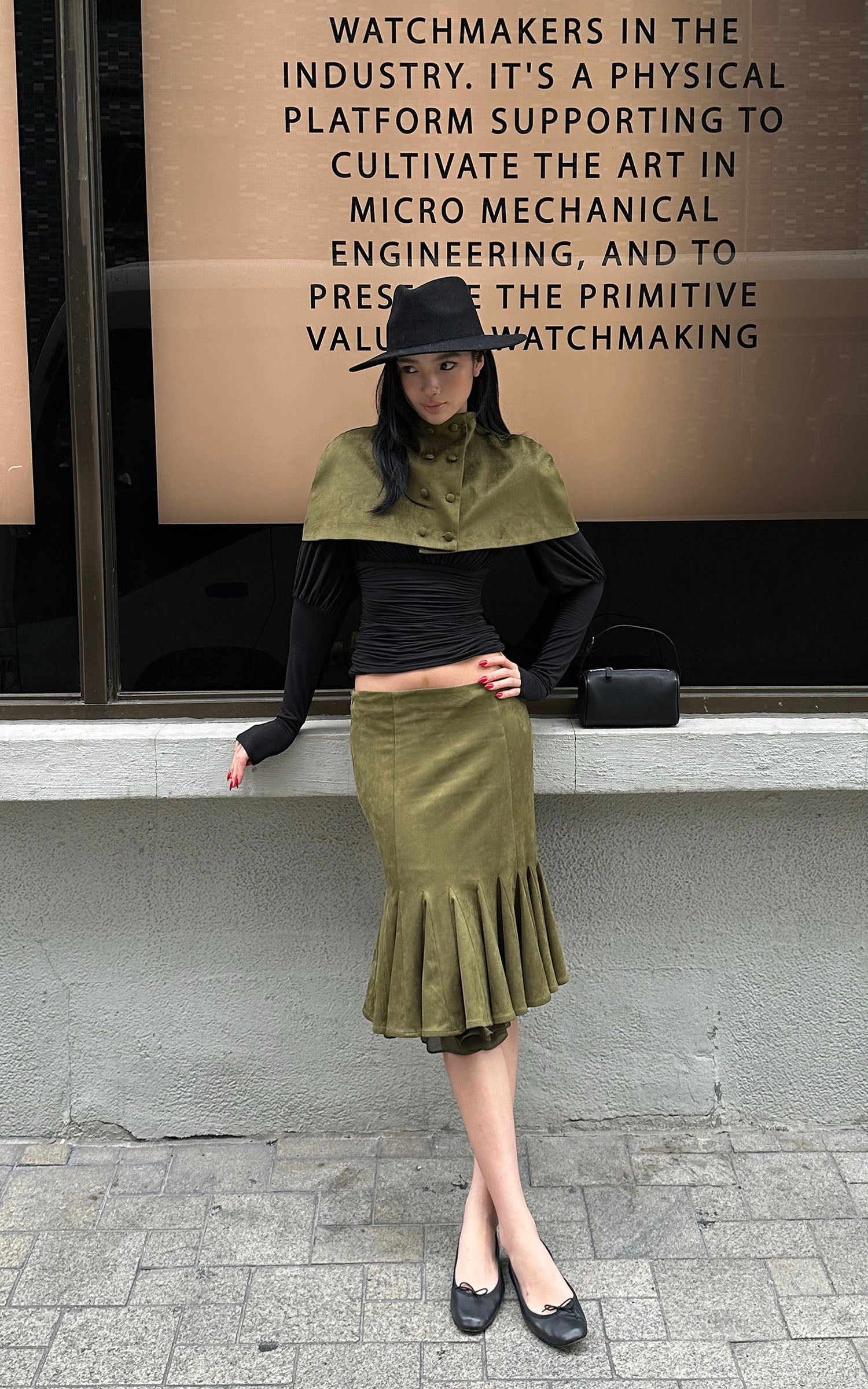 ROVENTE 페이크 스웨이드 케이프 &amp; 미디 스커트 세트