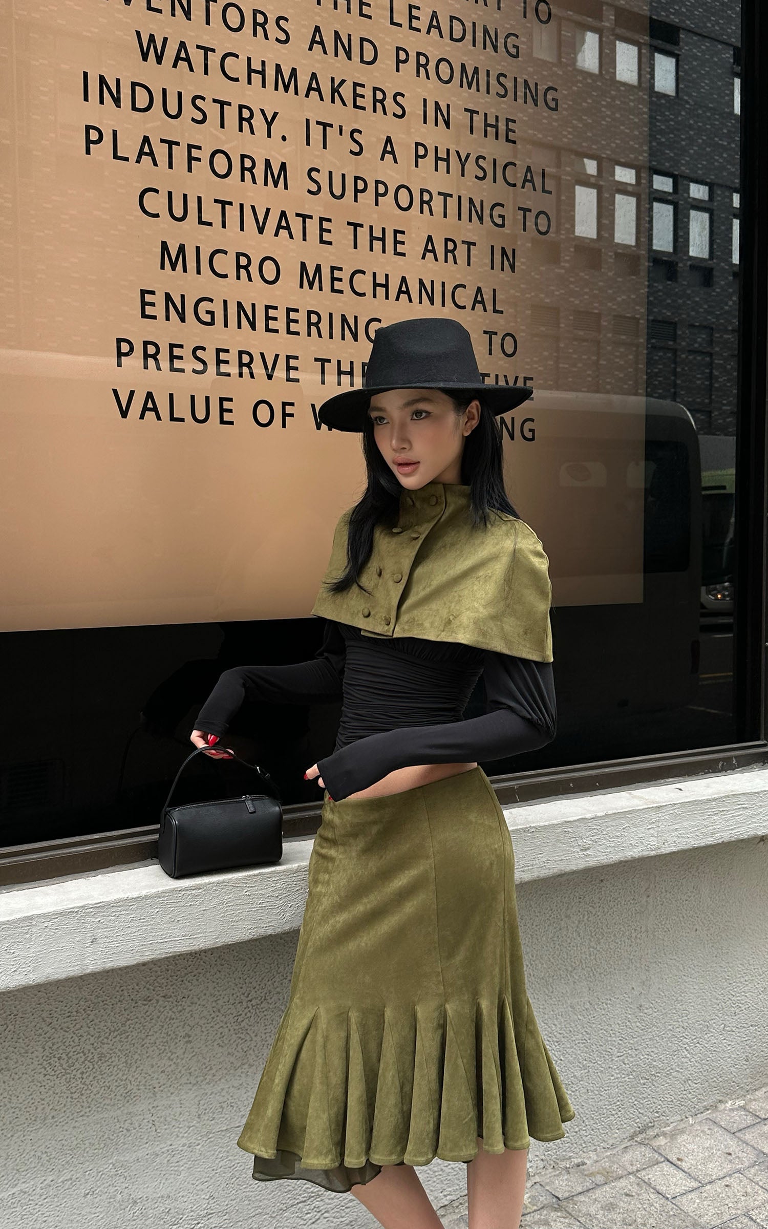 ROVENTE 페이크 스웨이드 케이프 &amp; 미디 스커트 세트