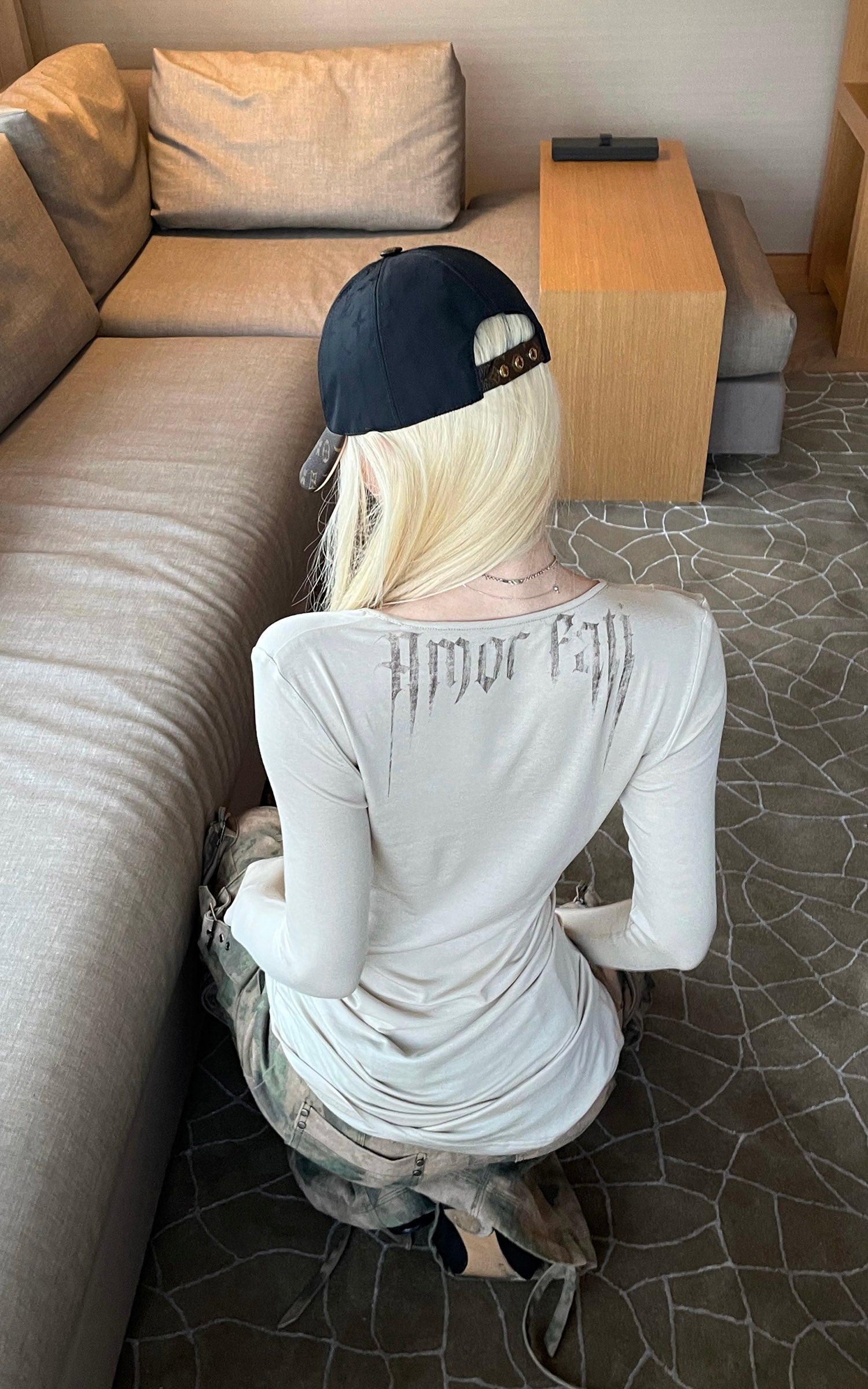 Rase le sol 아모르 파티 백 프린트 비대칭 셔링 골지 긴팔 탑