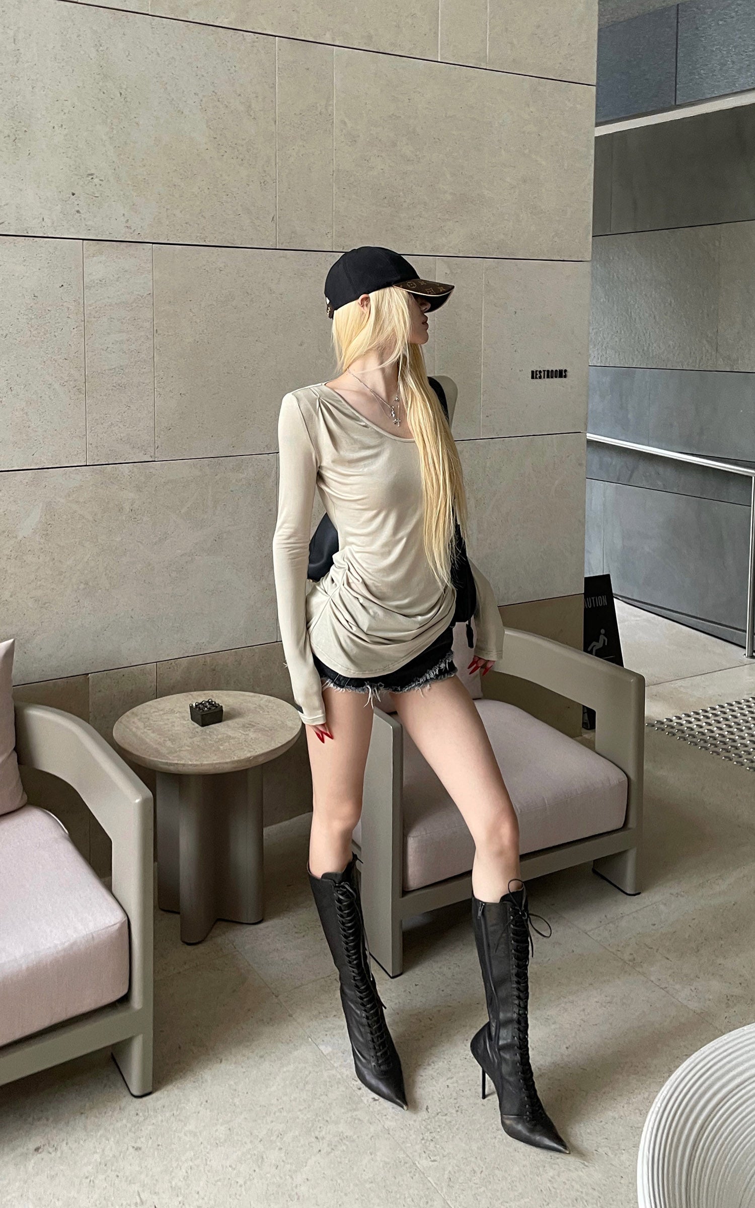 Rase le sol 아모르 파티 백 프린트 비대칭 셔링 골지 긴팔 탑