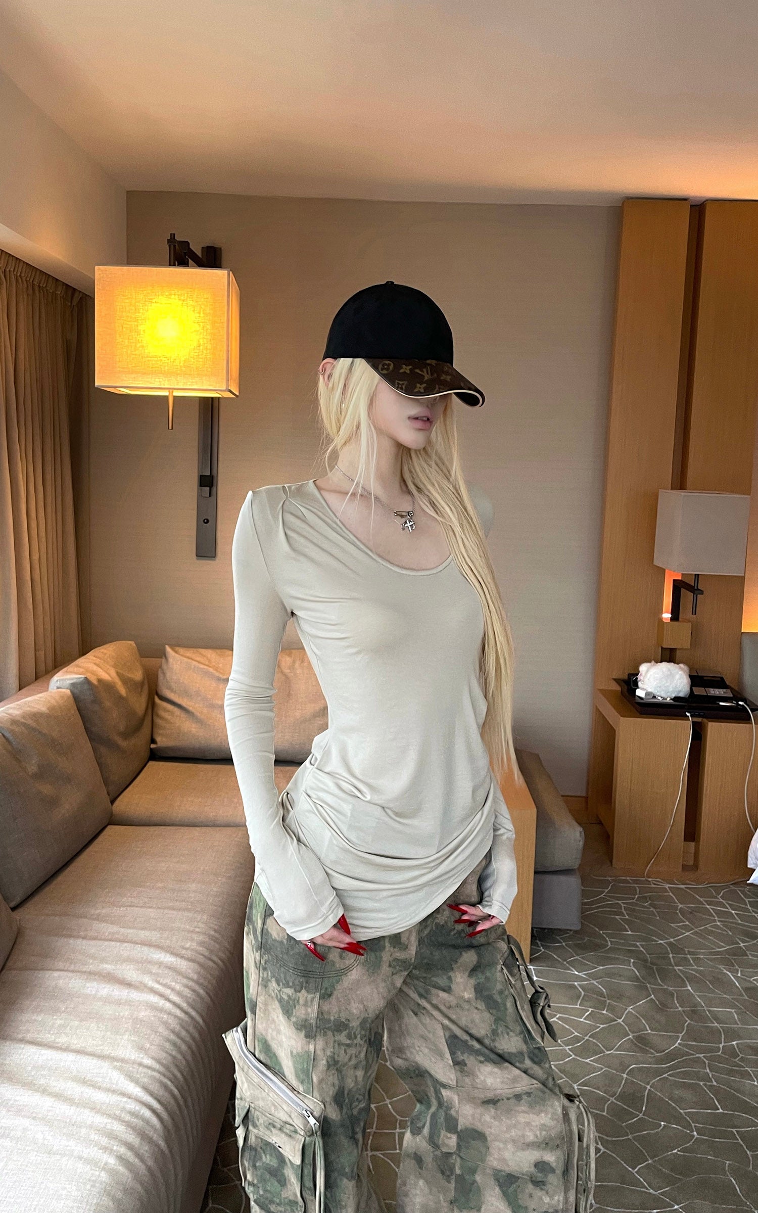 Rase le sol 아모르 파티 백 프린트 비대칭 셔링 골지 긴팔 탑