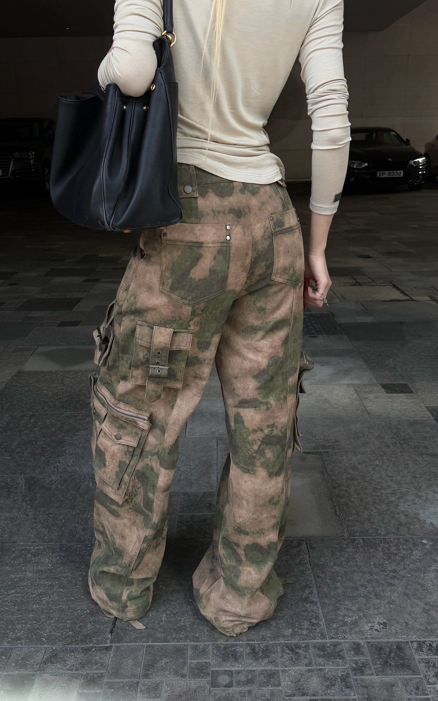 Rase le sol 카모 워시와 실용적인 포켓이 돋보이는 디컨스트럭티드 드로스트링 카고 팬츠