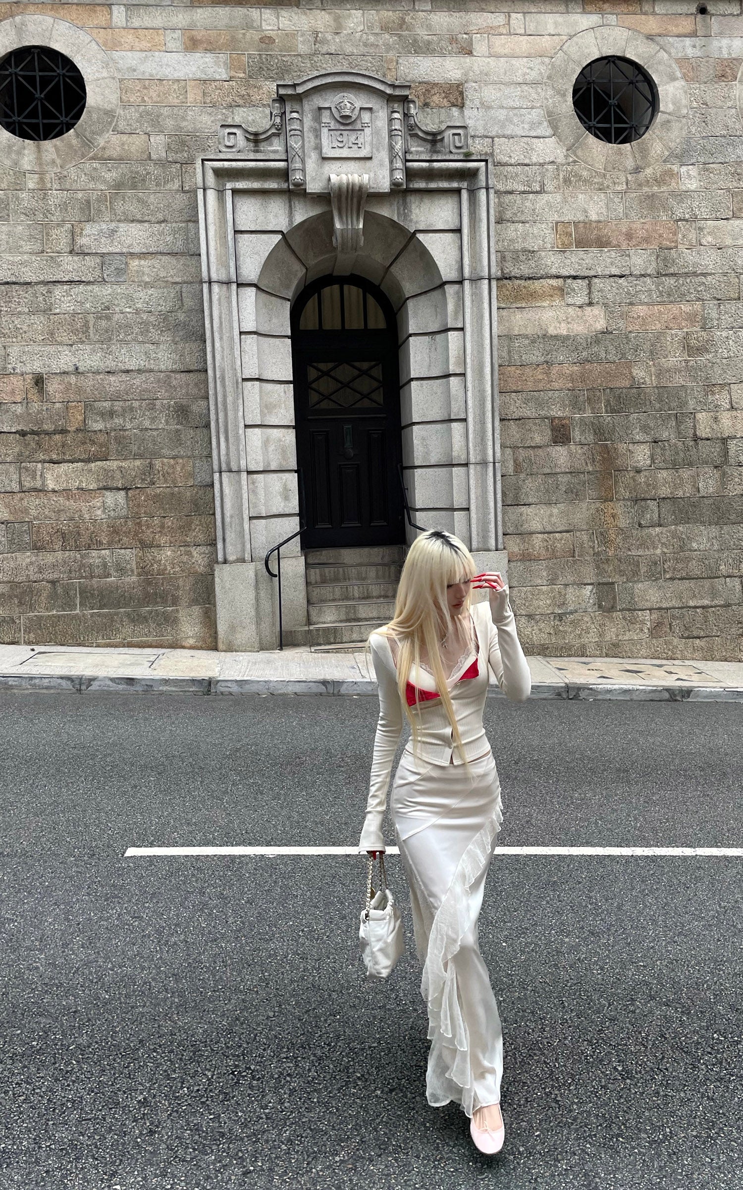 Rase Le Sol 니트 가디건 &amp; 캐미 탑 투피스 세트와 비대칭 레이스 미디 스커트