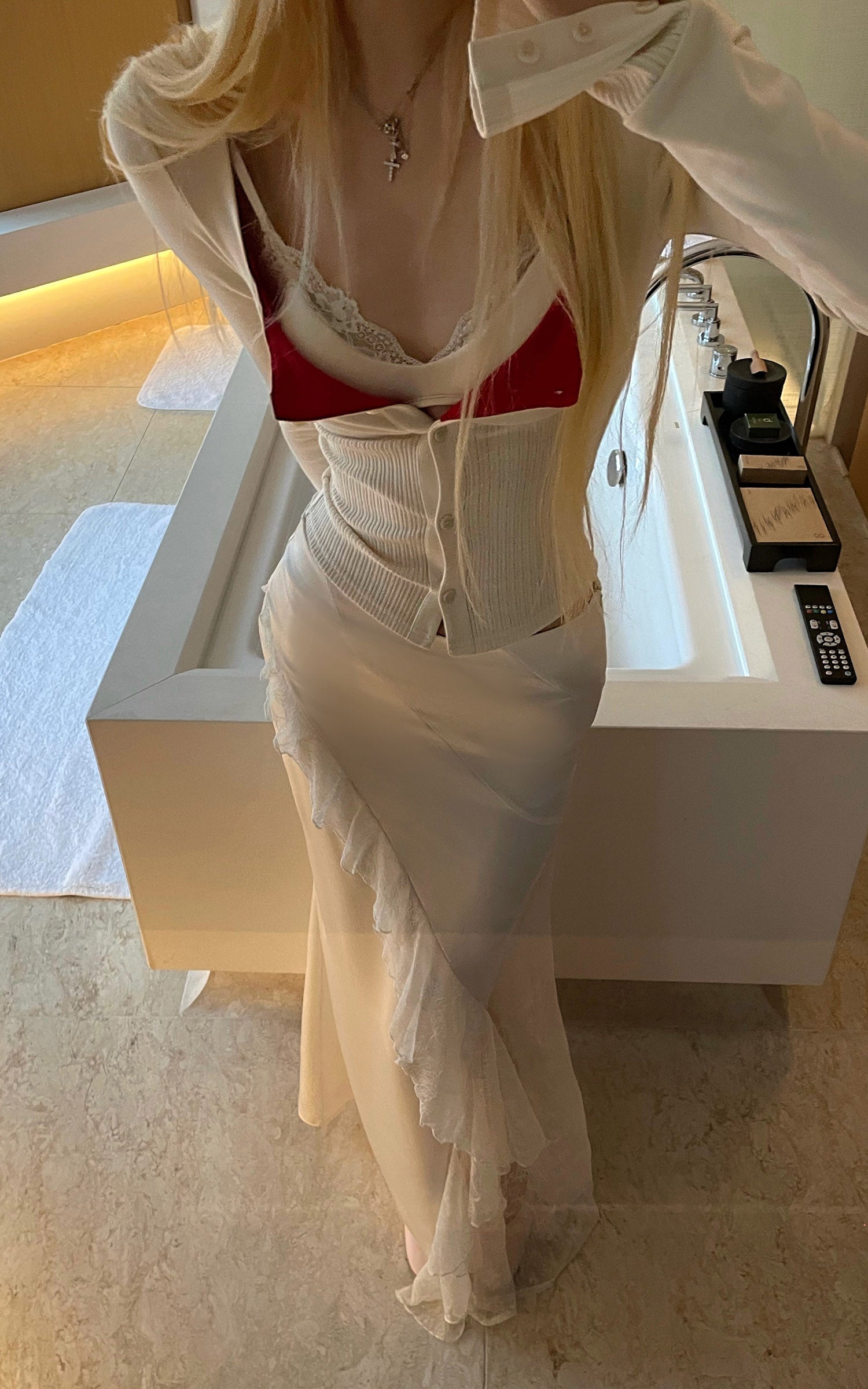 Rase Le Sol 니트 가디건 &amp; 캐미 탑 투피스 세트와 비대칭 레이스 미디 스커트