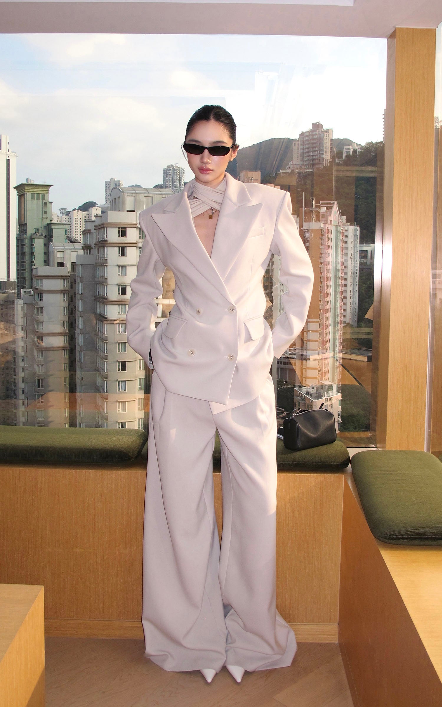 ROVENTE 구조적인 더블브레스트 블레이저와 와이드핏 테일러드 팬츠 세트