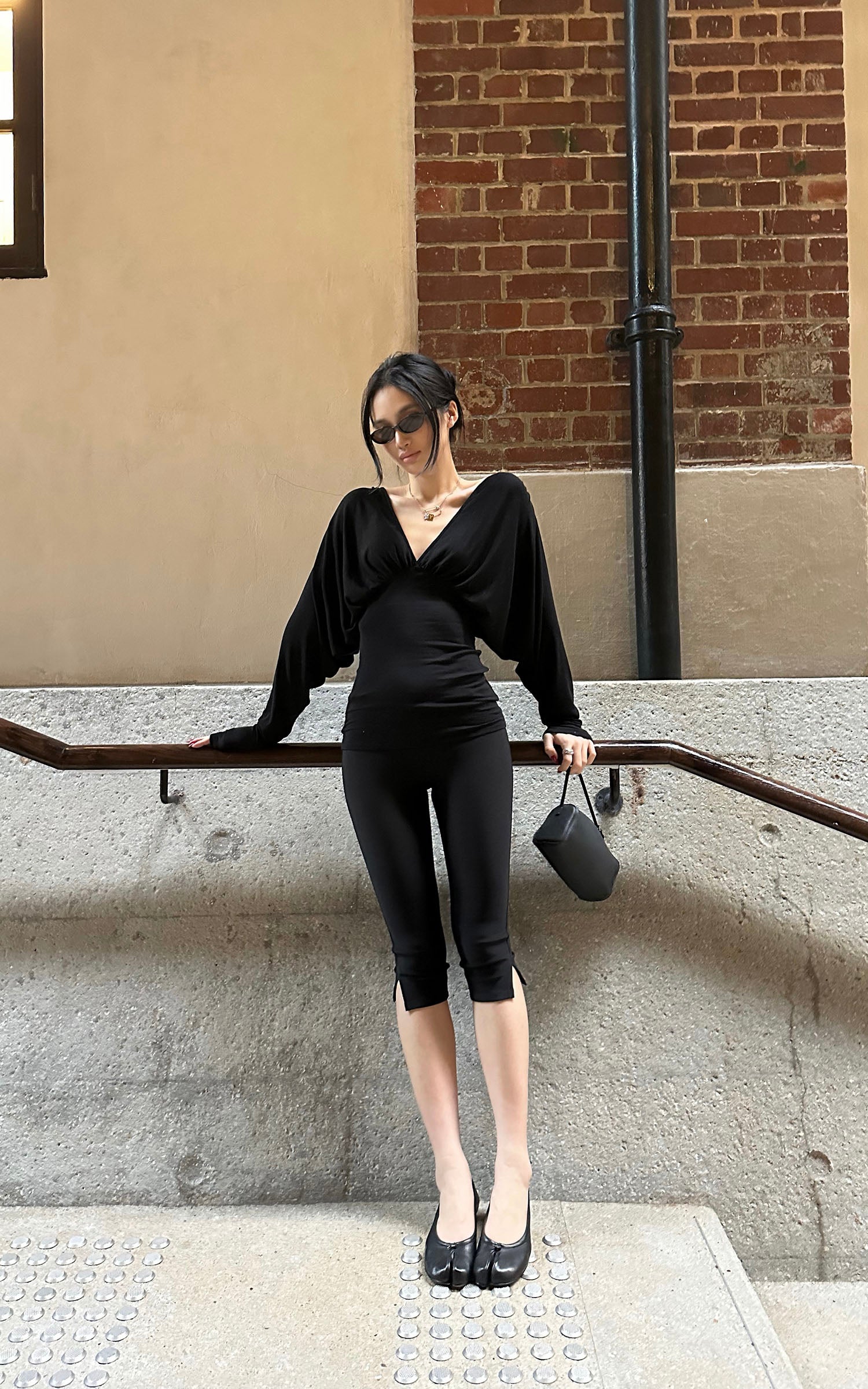 ROVENTE 딥 V 드레이프 긴팔 티셔츠와 슬림 크롭 팬츠 세트