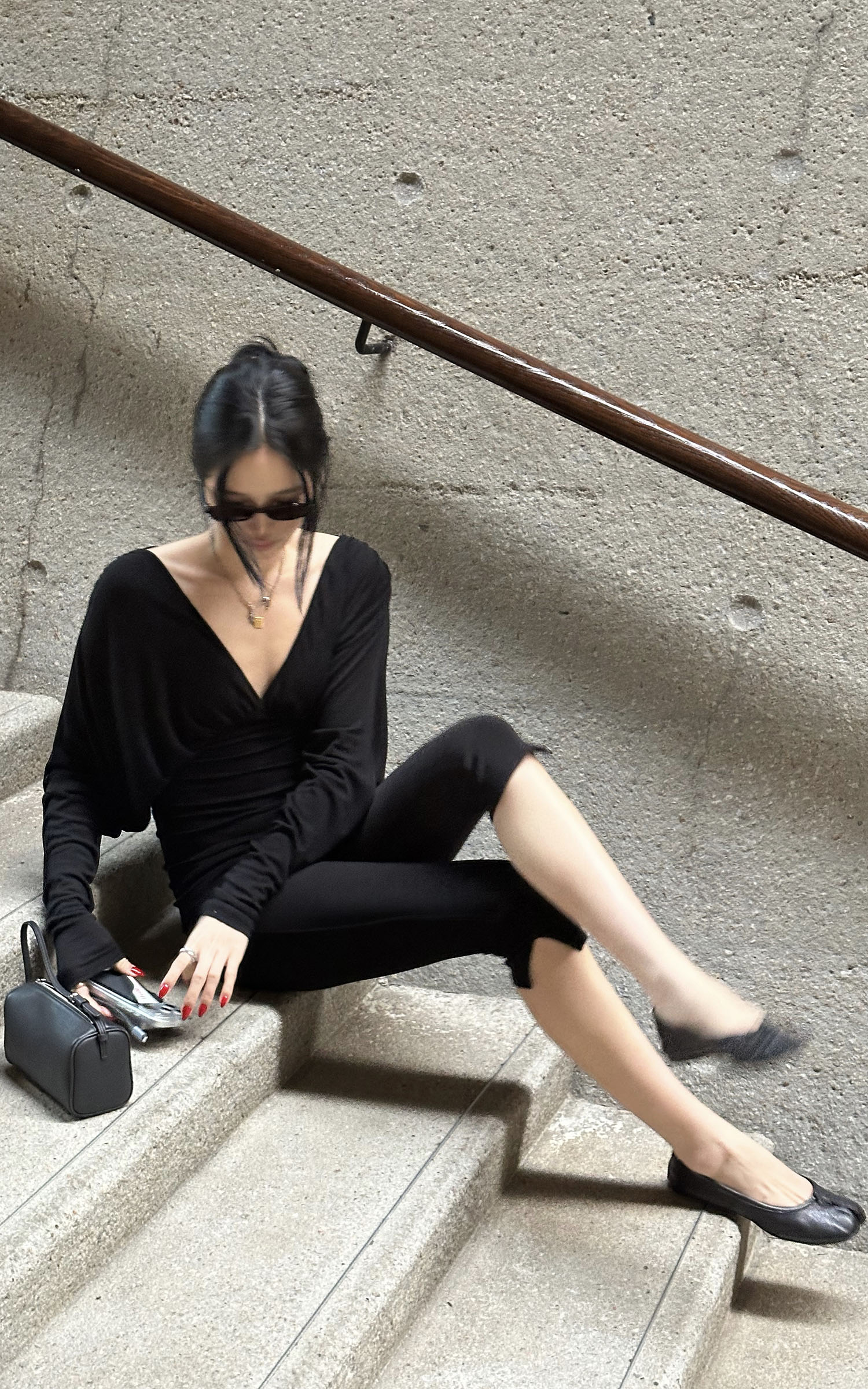 ROVENTE 딥 V 드레이프 긴팔 티셔츠와 슬림 크롭 팬츠 세트