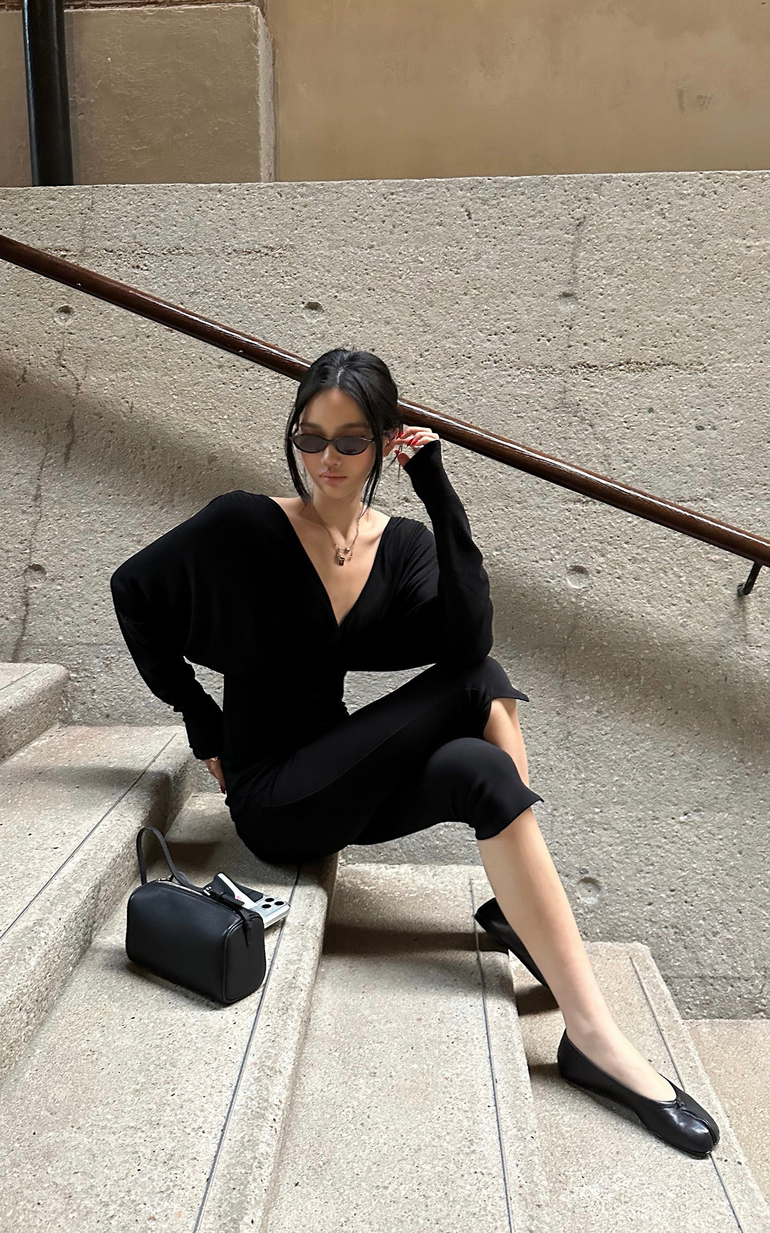 ROVENTE 딥 V 드레이프 긴팔 티셔츠와 슬림 크롭 팬츠 세트