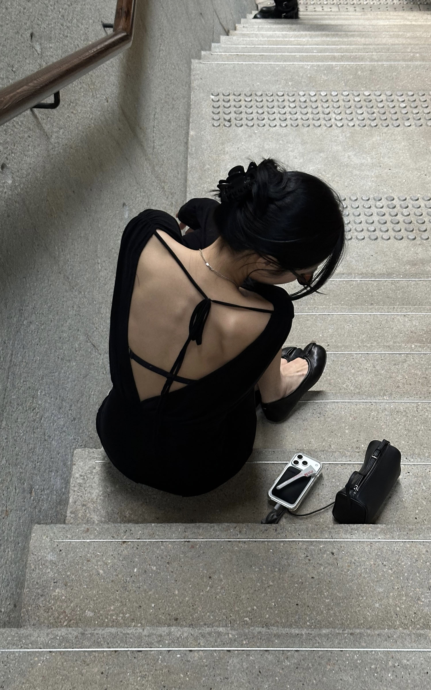 ROVENTE 딥 V 드레이프 긴팔 티셔츠와 슬림 크롭 팬츠 세트