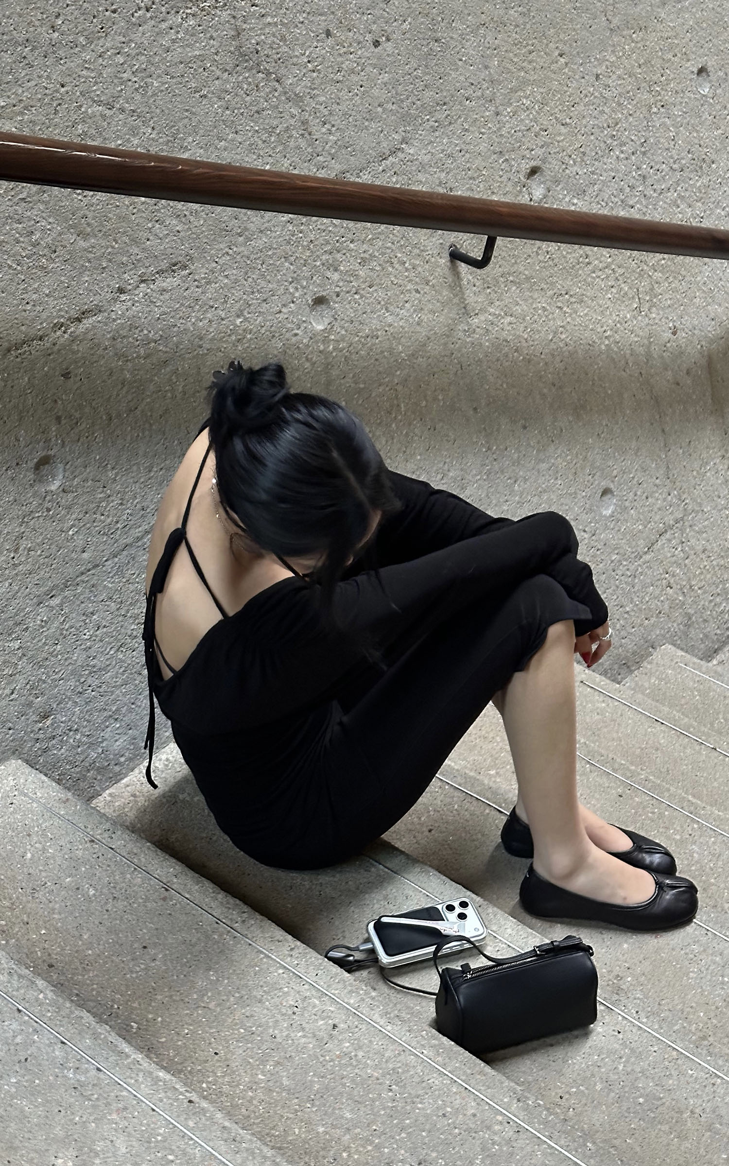 ROVENTE 딥 V 드레이프 긴팔 티셔츠와 슬림 크롭 팬츠 세트