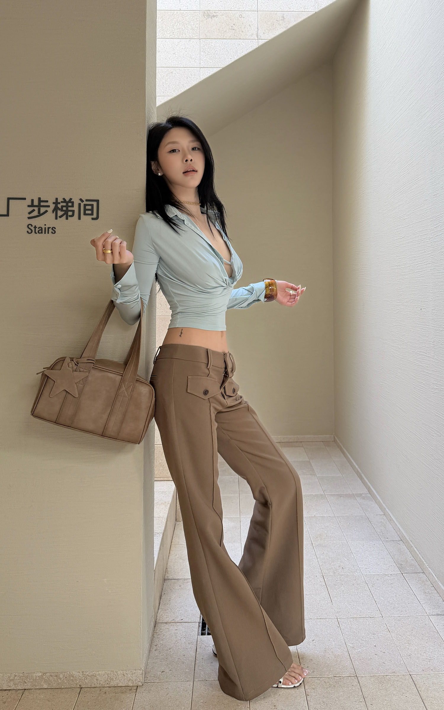 Hydrae ローライズフレアパンツ スリムフィットブーツカットトラウザー ポケットディテール付き