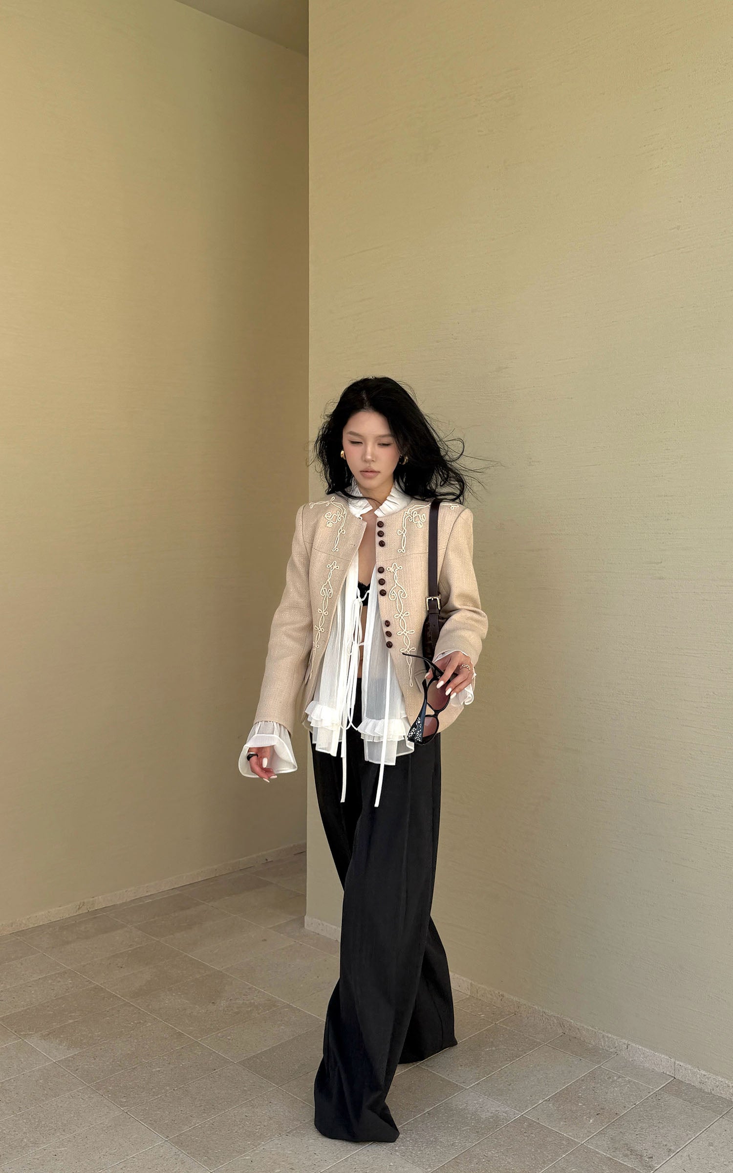 Hydrae ローライズワイドレッグパンツ リラックスタイプのテーラードフィット フルイドドレープ ミニマルシックパンツ