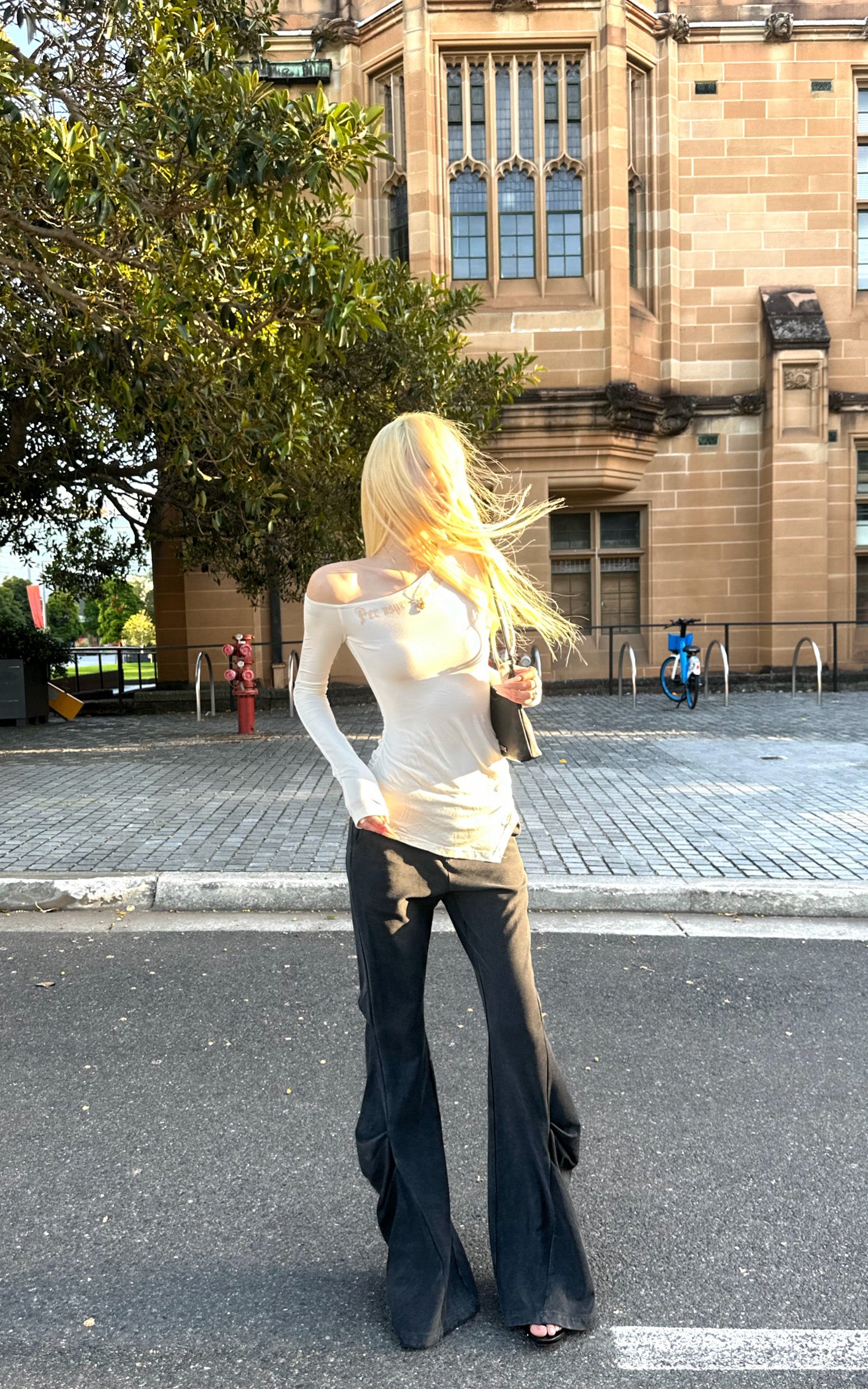 Rase le sol ドレープフレアパンツ アシンメトリックテールヘム ローライズスリムフィット ダークフルイドパンツ