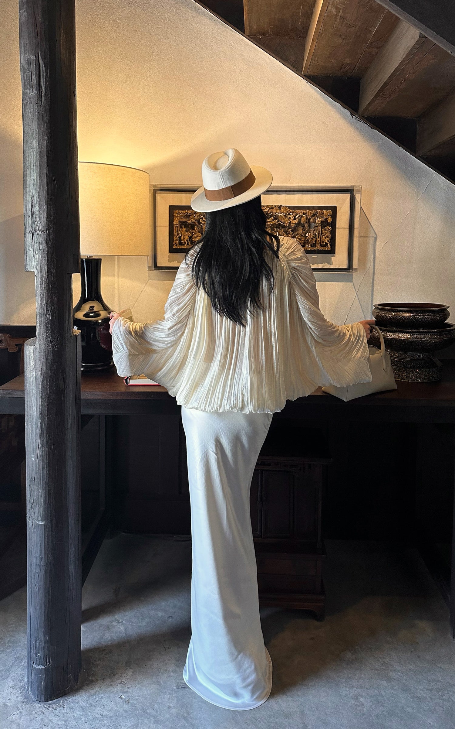 ROVENTE 플리츠 스트라이프 드레이프 타이 프론트 탑