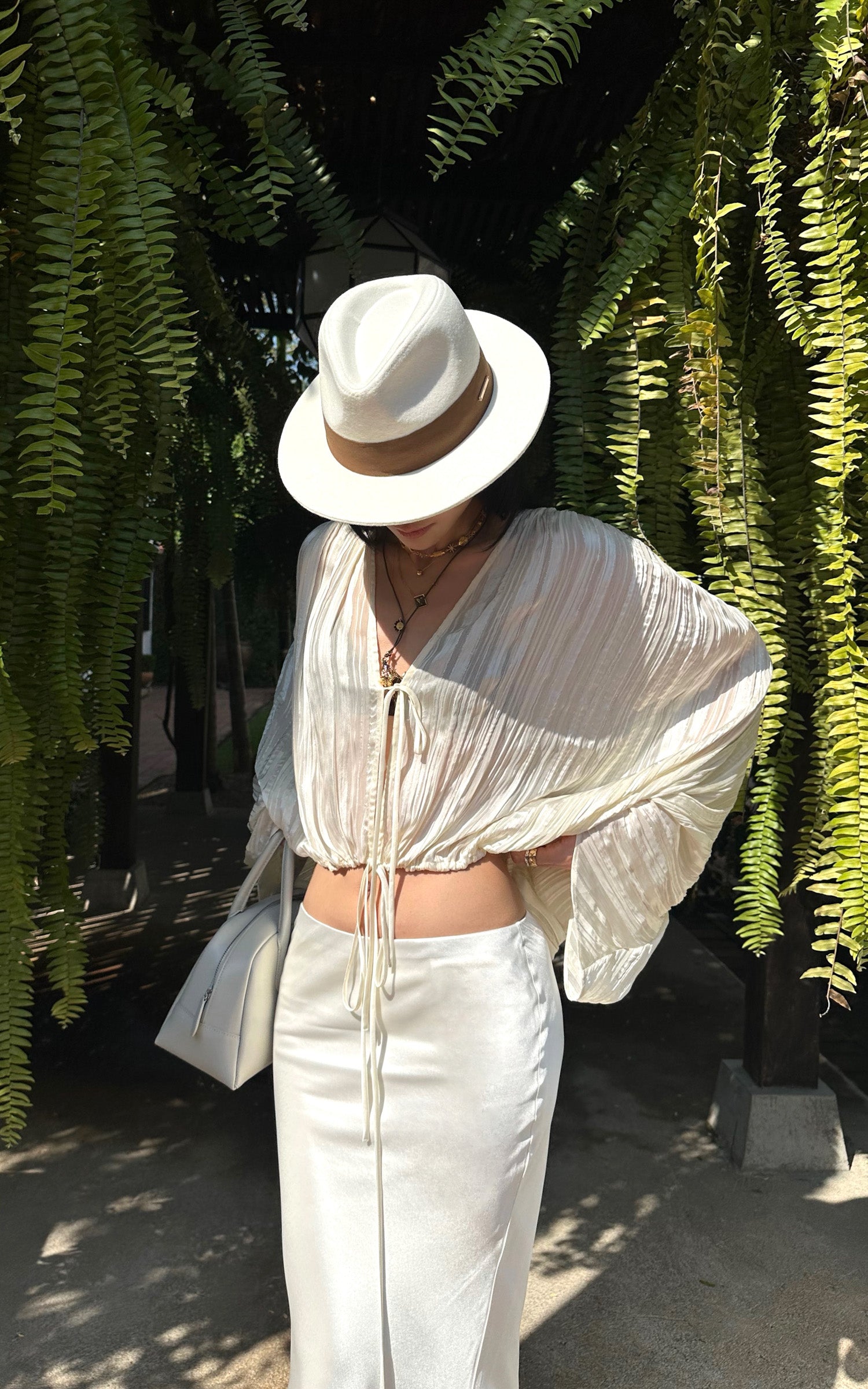 ROVENTE 플리츠 스트라이프 드레이프 타이 프론트 탑