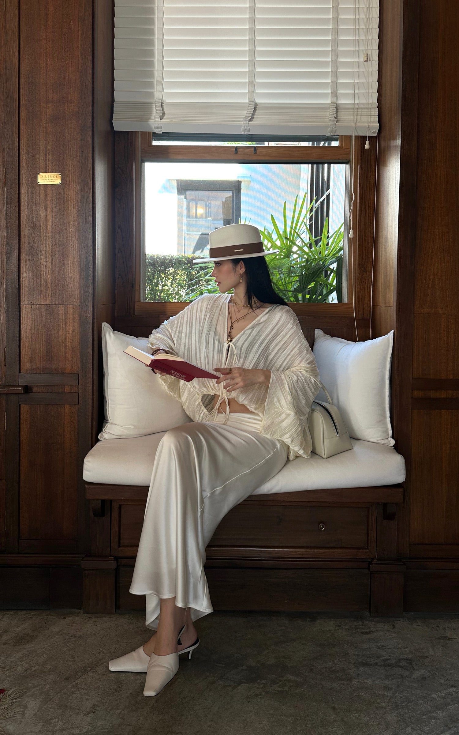 ROVENTE 플리츠 스트라이프 드레이프 타이 프론트 탑