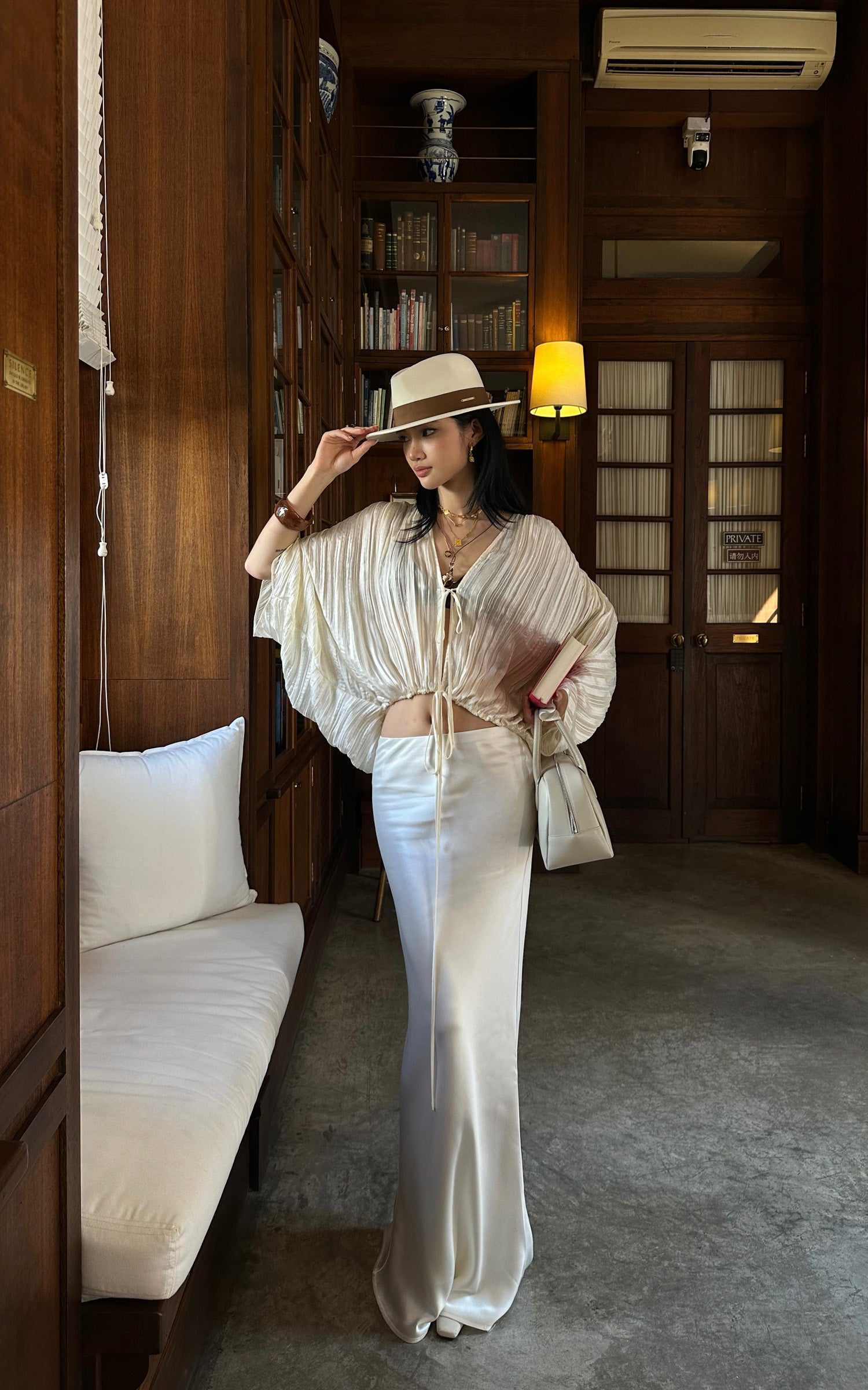 ROVENTE 플리츠 스트라이프 드레이프 타이 프론트 탑