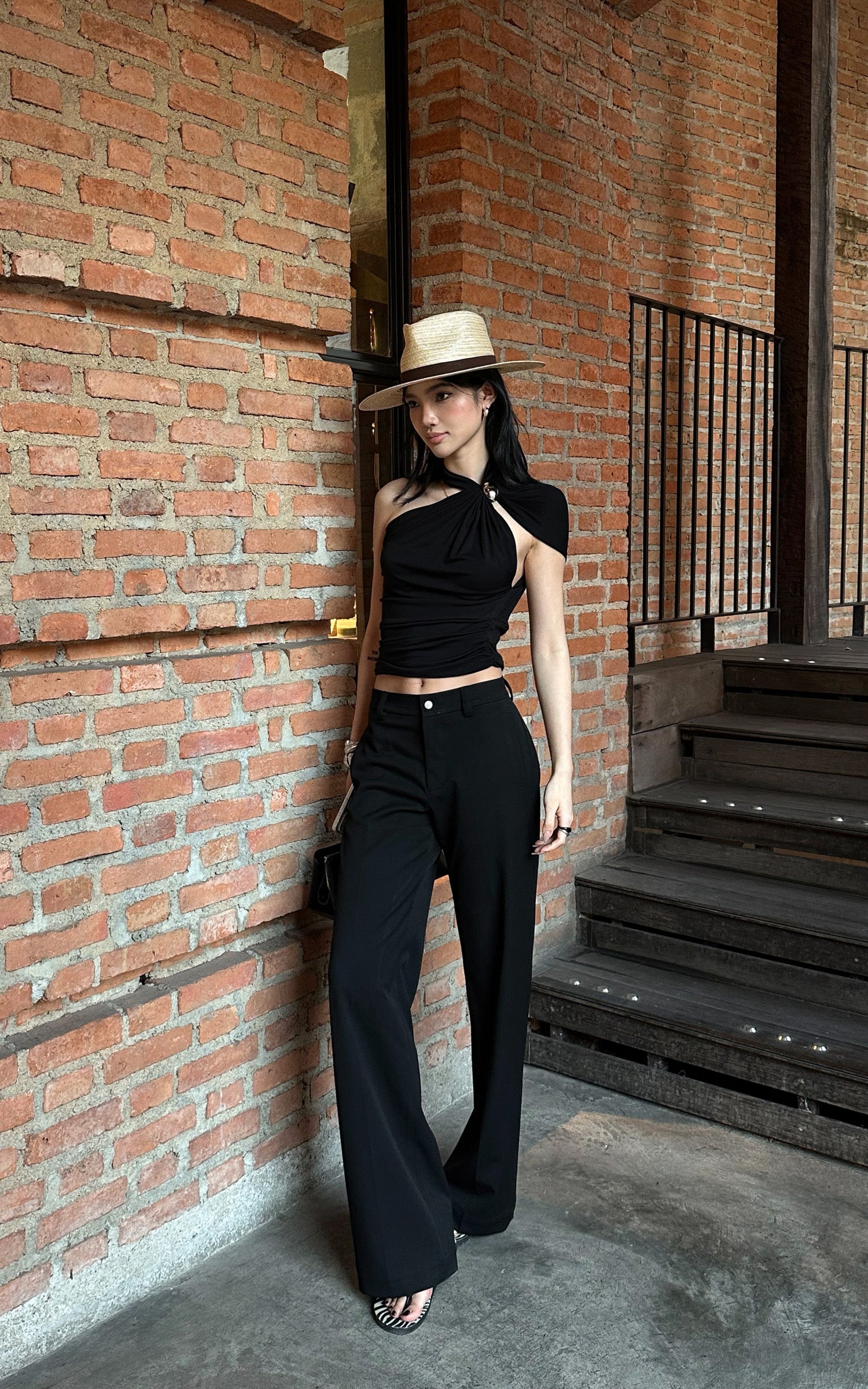 Top asymétrique à col licou drapé, détail anneau métallique, coupe sculptée, sans manches