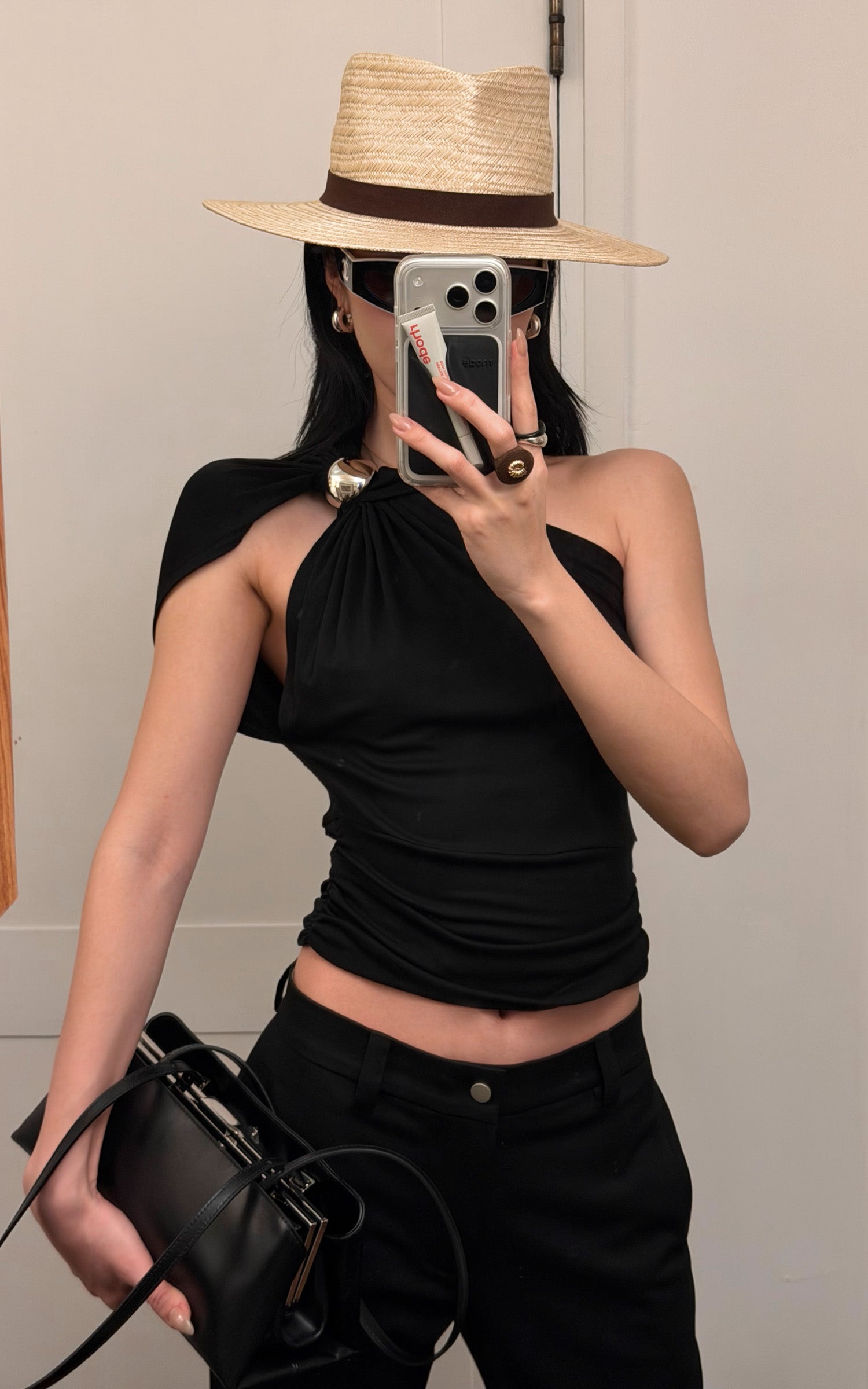 Top asymétrique à col licou drapé, détail anneau métallique, coupe sculptée, sans manches