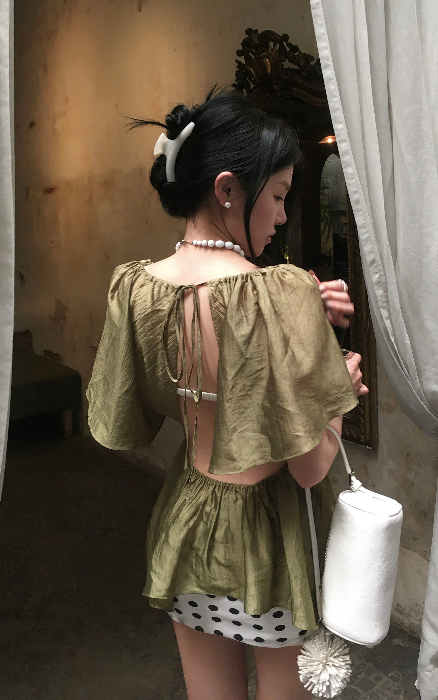 Hydrae ディープVルーシュフラッタースリーブバックレスフローニートップ 軽量テクスチャーサマー ブラウス