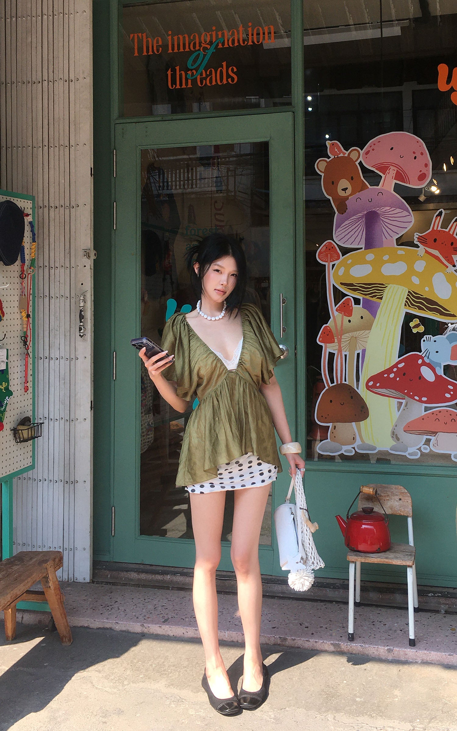 Hydrae ディープVルーシュフラッタースリーブバックレスフローニートップ 軽量テクスチャーサマー ブラウス