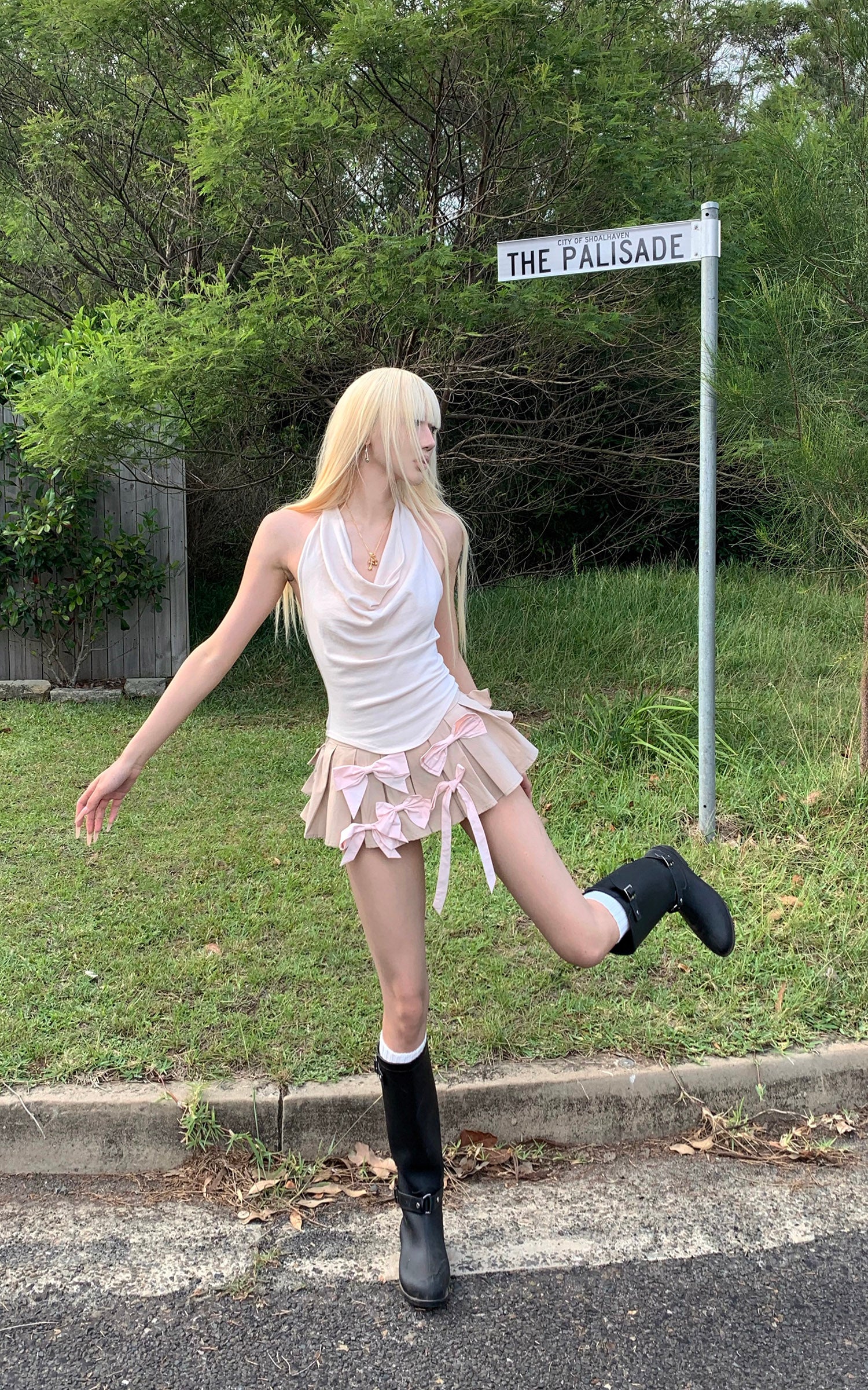 Rase le sol 오픈 백 타이 드레이프 홀터 탑