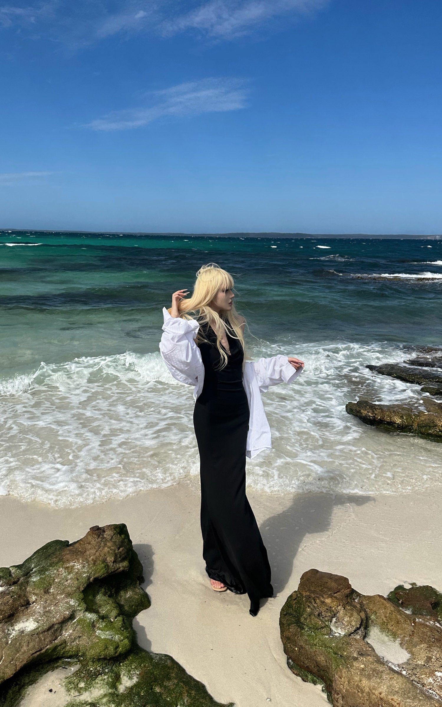 Rase le sol 홀터 드레이프 넥 백리스 롱 드레스